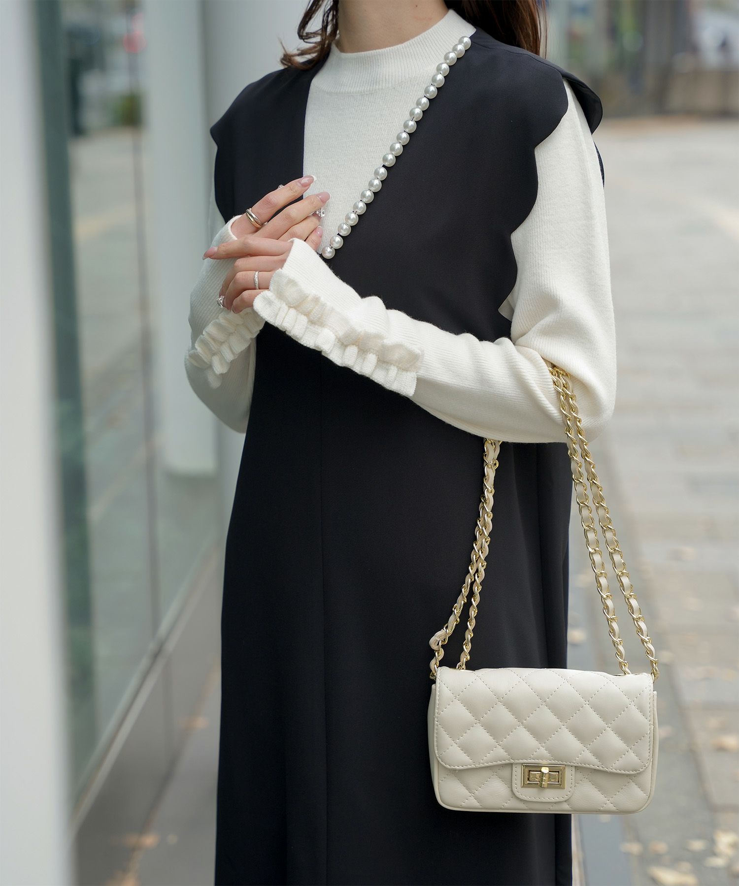 上品 アシンメトリー Vネック タイト オフィス オケージョン 着回し/ホワイト/ブラック/M