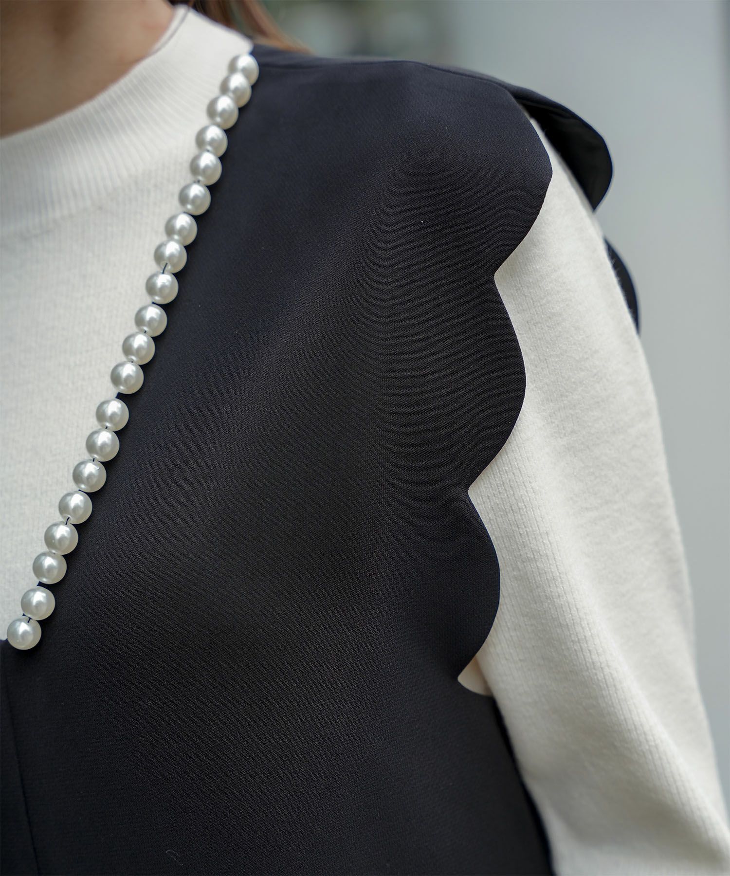 上品 アシンメトリー Vネック タイト オフィス オケージョン 着回し/ホワイト/ブラック/M