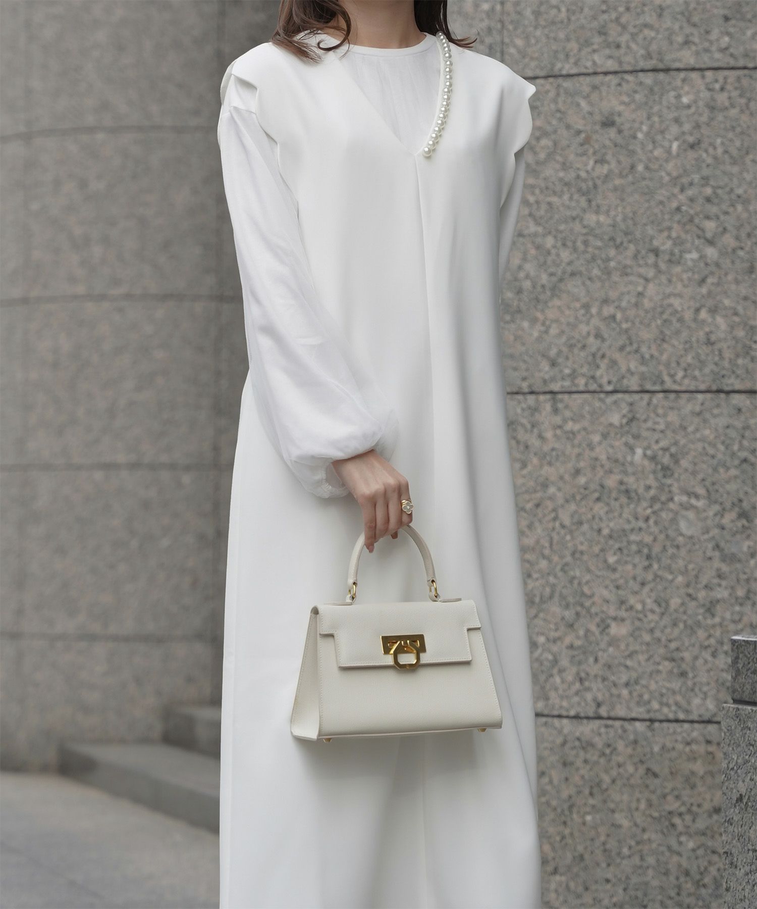 上品 アシンメトリー Vネック タイト オフィス オケージョン 着回し/ホワイト/ブラック/M