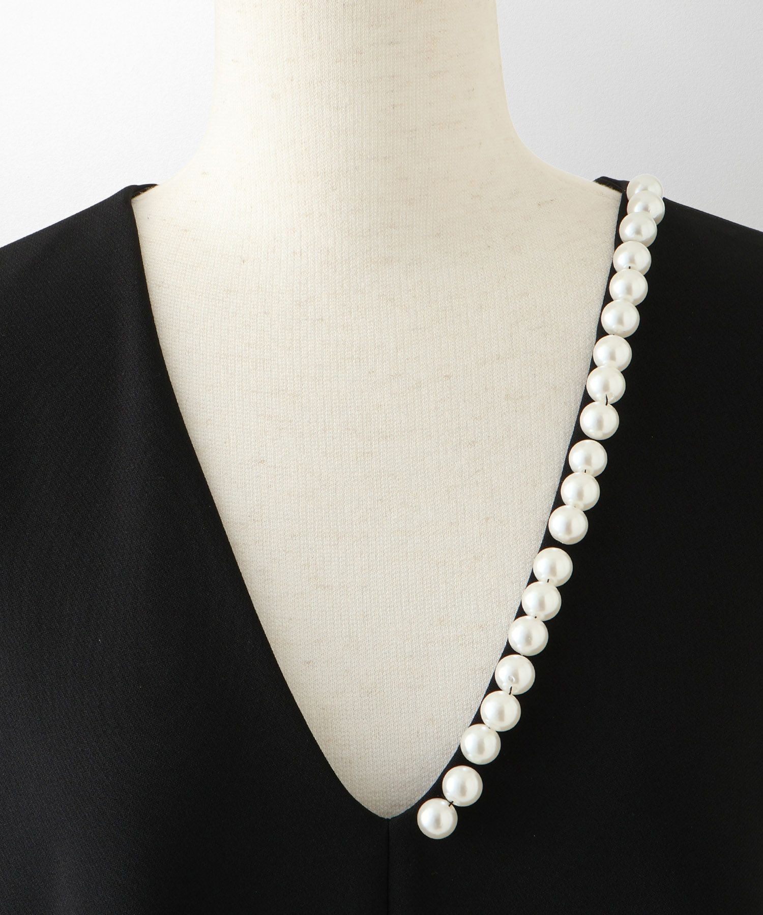 上品 アシンメトリー Vネック タイト オフィス オケージョン 着回し/ホワイト/ブラック/M