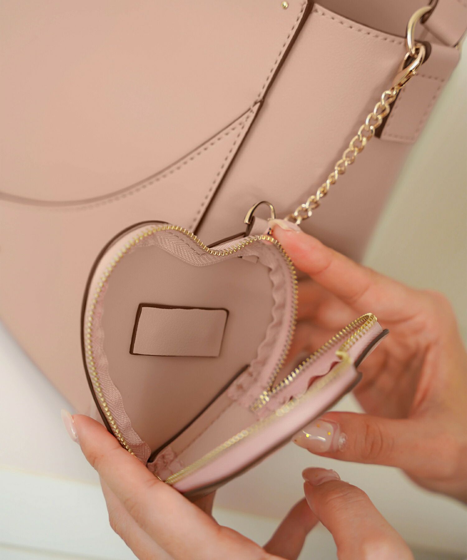 レディース/バッグ/小物/セット/ポーチ/フラグメントケース/ハートバッグ/ビス/スタッズ/ホワイト/ピンク/ブラウン/ブラック/ポケット/配色/バレンタイン/ギフト/お出かけ/可愛い/エレガント/フェミニン/おしゃれ