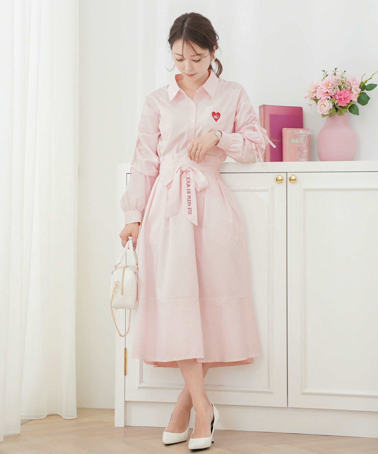 レディース/シャツ/ブラウス/襟/刺繍/リボン/春/夏/パワショル/ハート/ストライプ/カジュアル/ギャザー/ポケット/涼し気/サックス/ピンク/可愛い/フェミニン