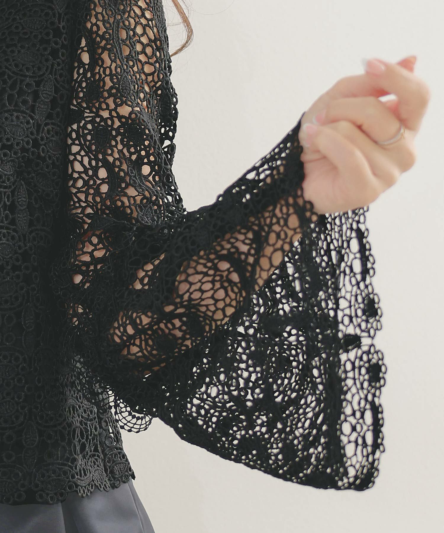 手洗い可レーススタンドカラーおしゃれフェミニン透け感上品きれいめオケージョン長袖白黒ジョイントスペース