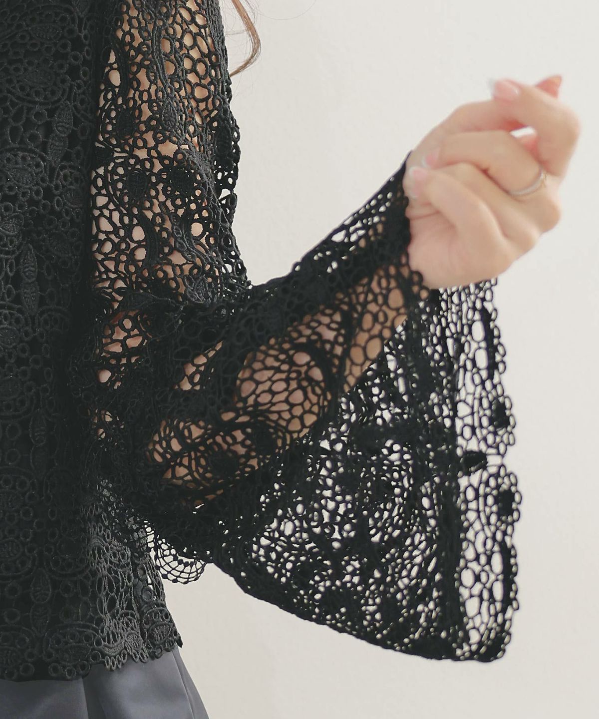 手洗い可レーススタンドカラーおしゃれフェミニン透け感上品きれいめオケージョン長袖白黒ジョイントスペース