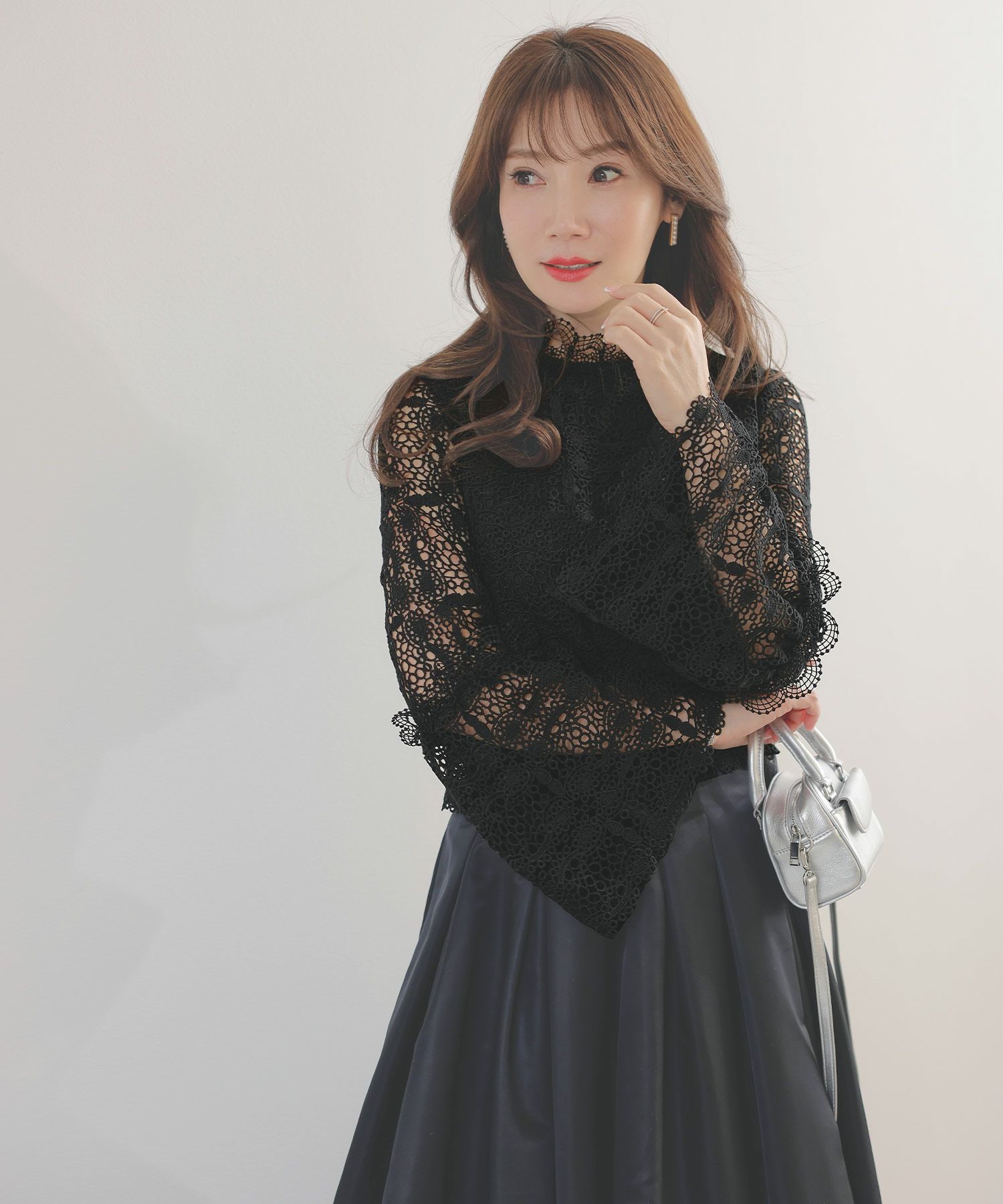 手洗い可レーススタンドカラーおしゃれフェミニン透け感上品きれいめオケージョン長袖白黒ジョイントスペース