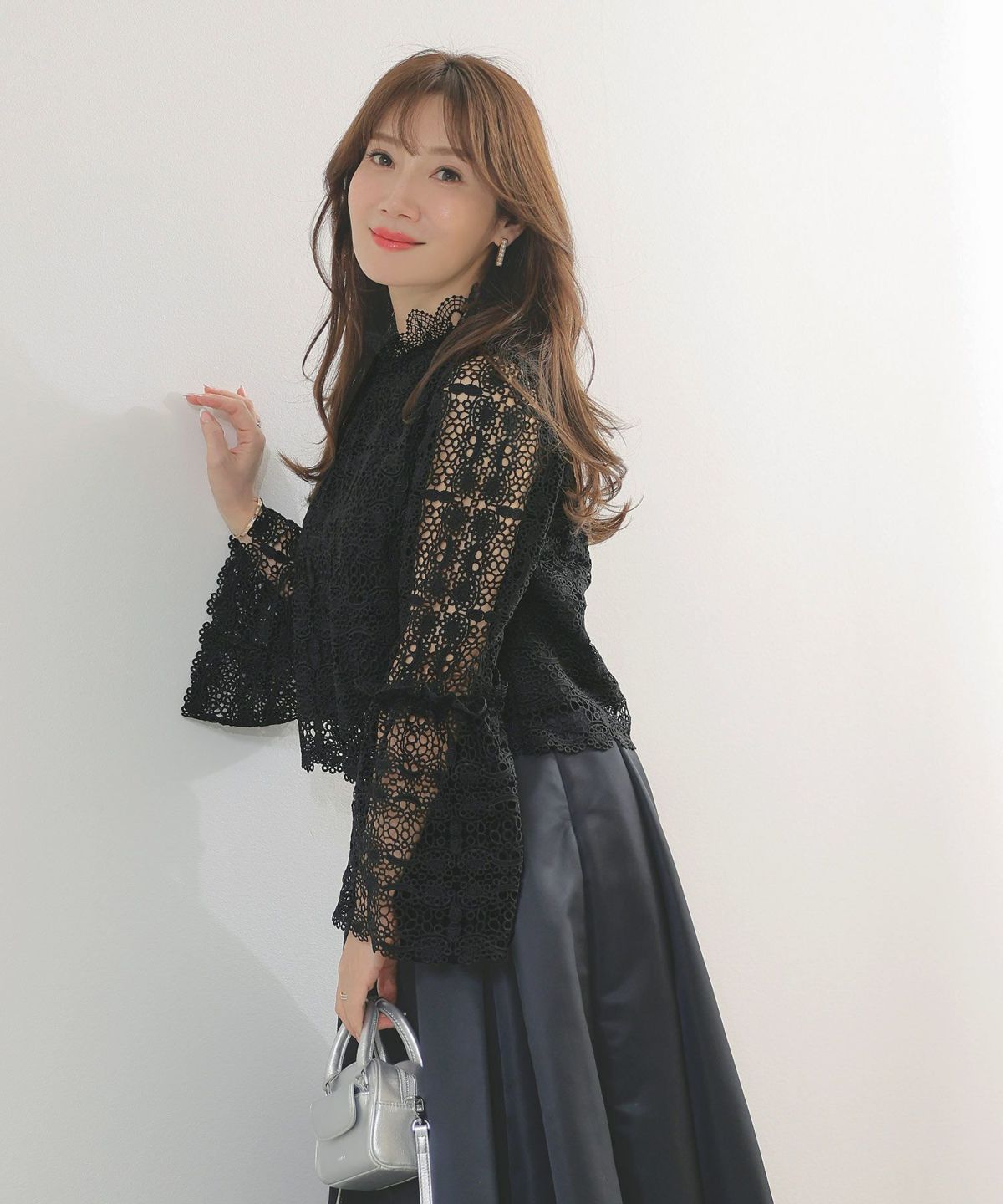 手洗い可レーススタンドカラーおしゃれフェミニン透け感上品きれいめオケージョン長袖白黒ジョイントスペース