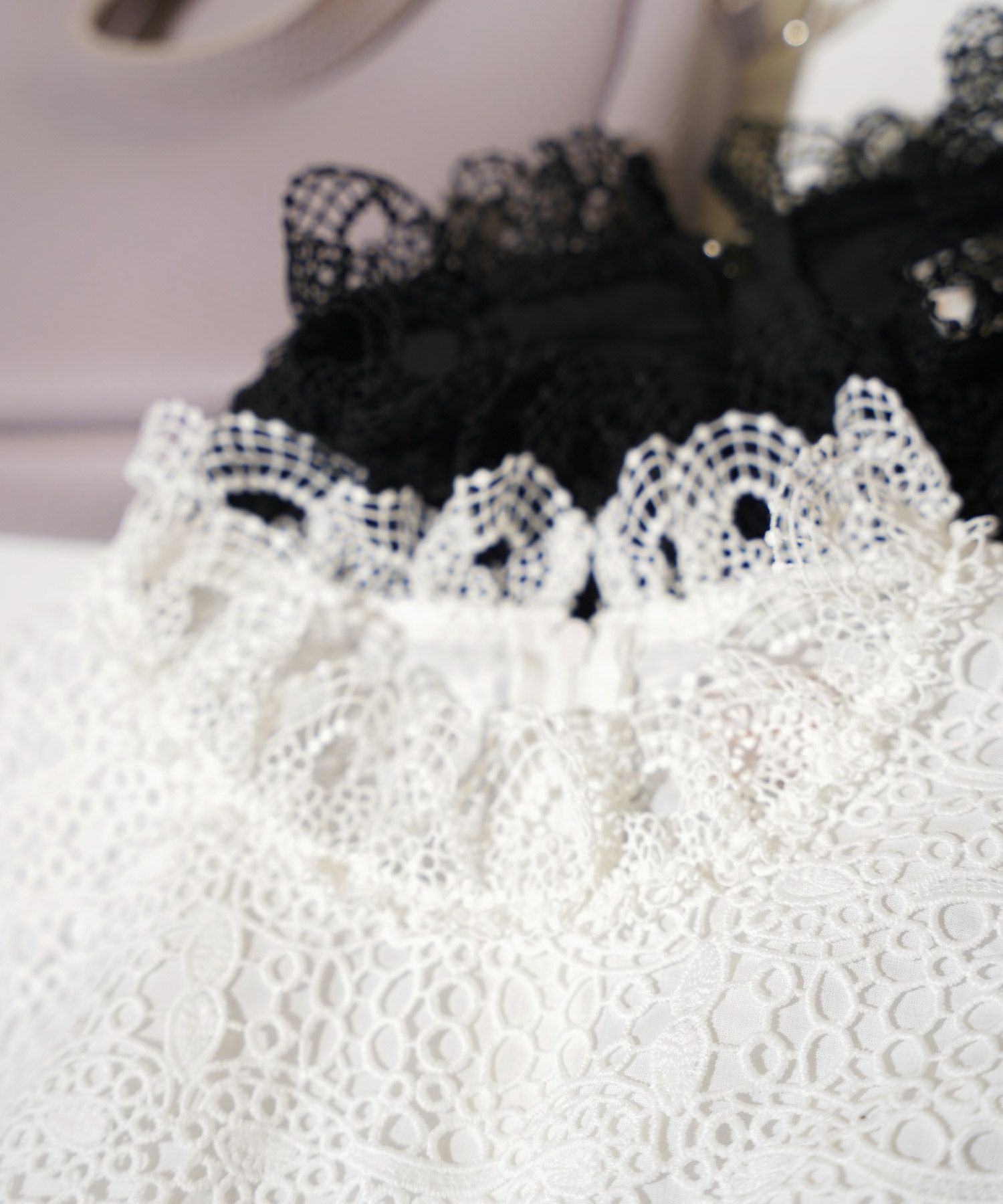 手洗い可レーススタンドカラーおしゃれフェミニン透け感上品きれいめオケージョン長袖白黒ジョイントスペース