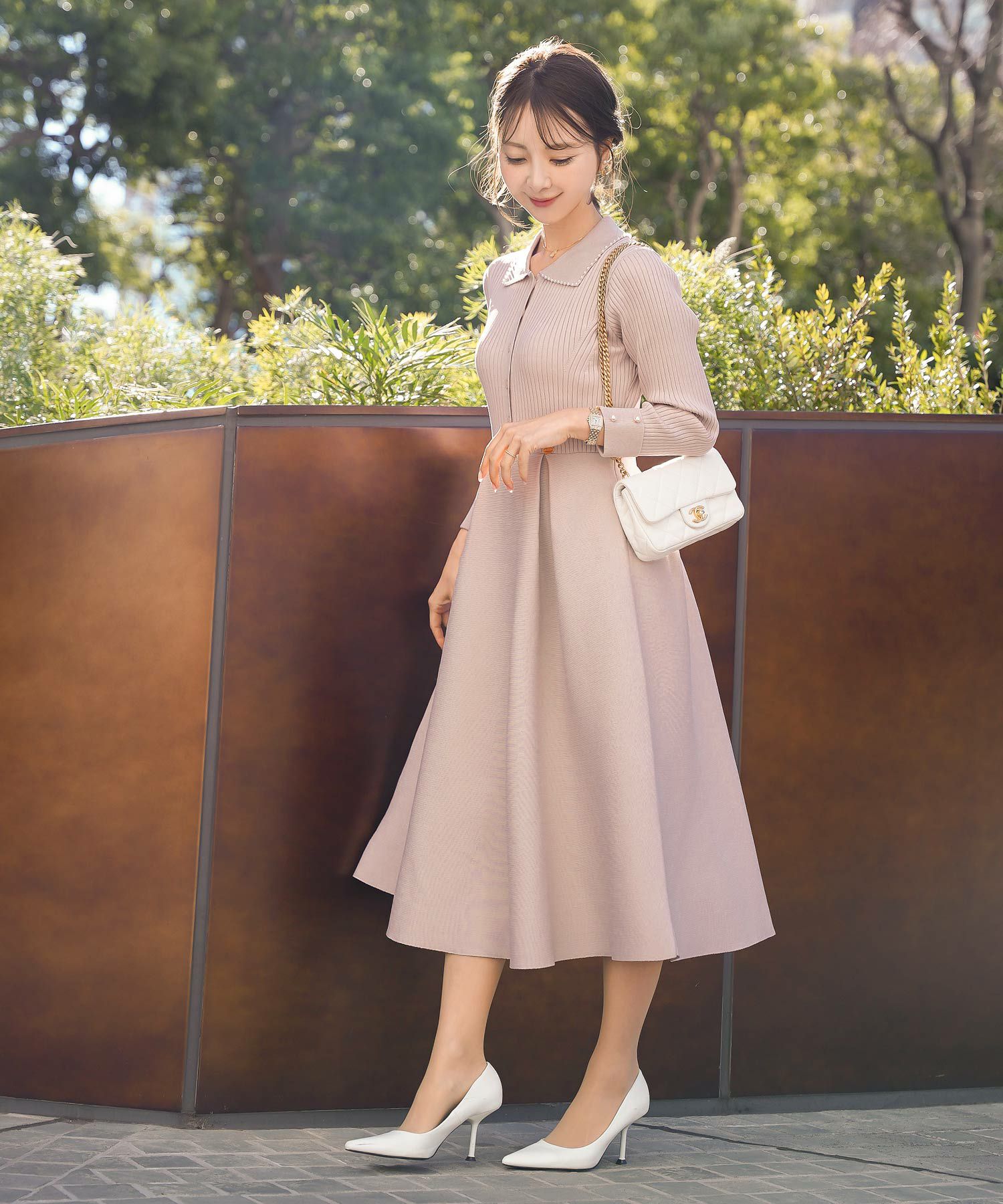 レディース/ワンピース/ニットワンピース/ニット/襟/パール/パールトリム/リブ編み/長袖/ロング/ミモレ/フレアシルエット/タック/前あき/ピンクベージュ/ブルーグレー/ネイビー/上品/エレガント/フェミニン/大人