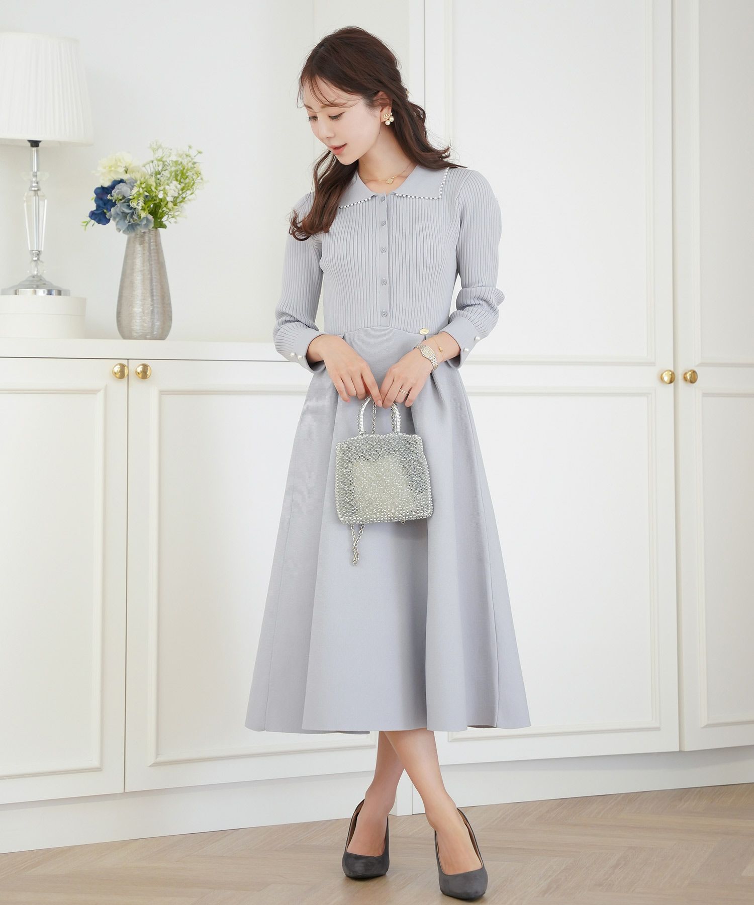 レディース/ワンピース/ニットワンピース/ニット/襟/パール/トリム/長袖/ロング/ミモレ/フレアシルエット/タック/前あき/ピンクベージュ/ブルーグレー/ネイビー/上品/エレガント/フェミニン/大人/新色/チャコール/ベージュ/エクリュ