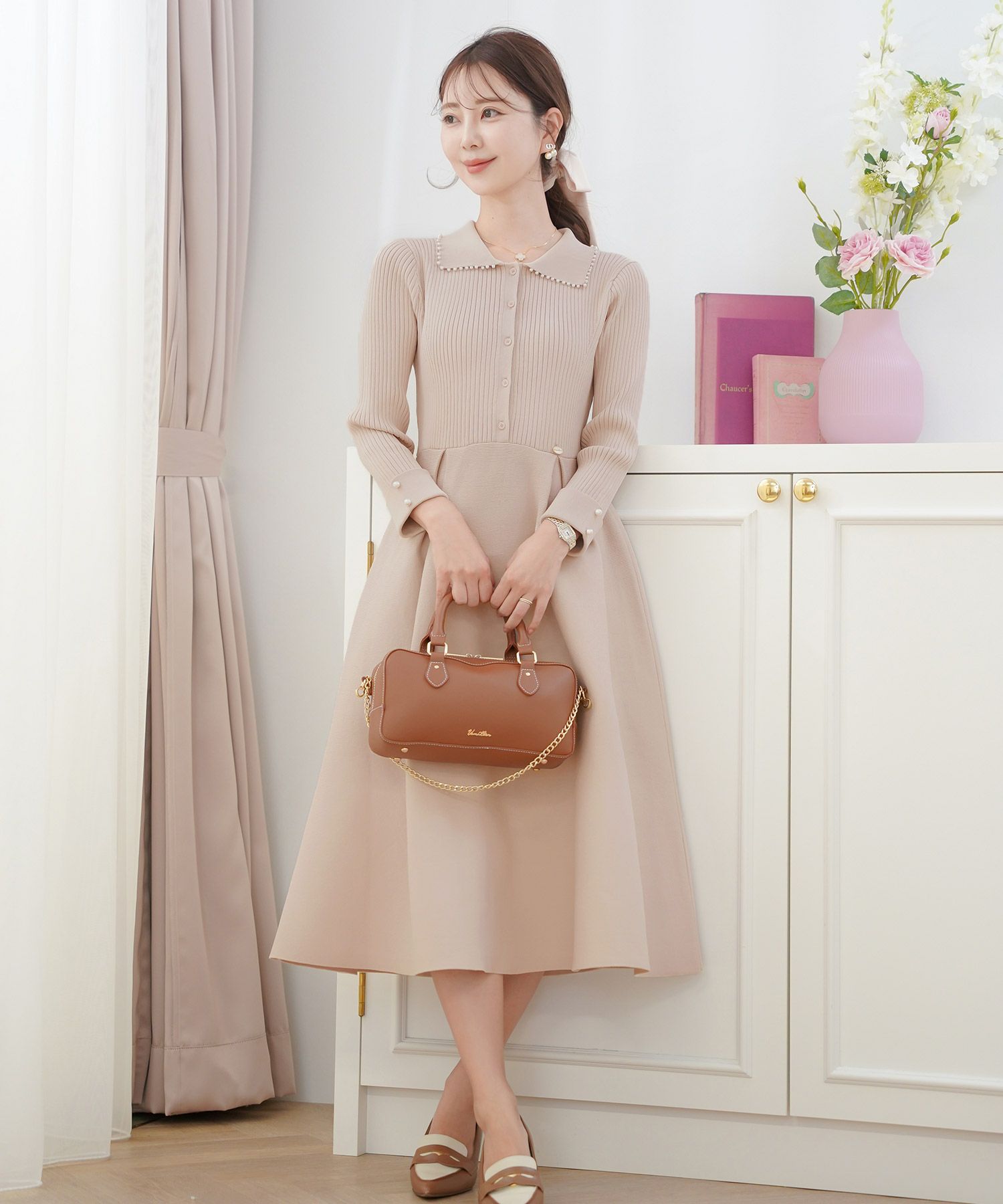 レディース/ワンピース/ニットワンピース/ニット/襟/パール/パールトリム/リブ編み/長袖/ロング/ミモレ/フレアシルエット/タック/前あき/ピンクベージュ/ブルーグレー/ネイビー/上品/エレガント/フェミニン/大人