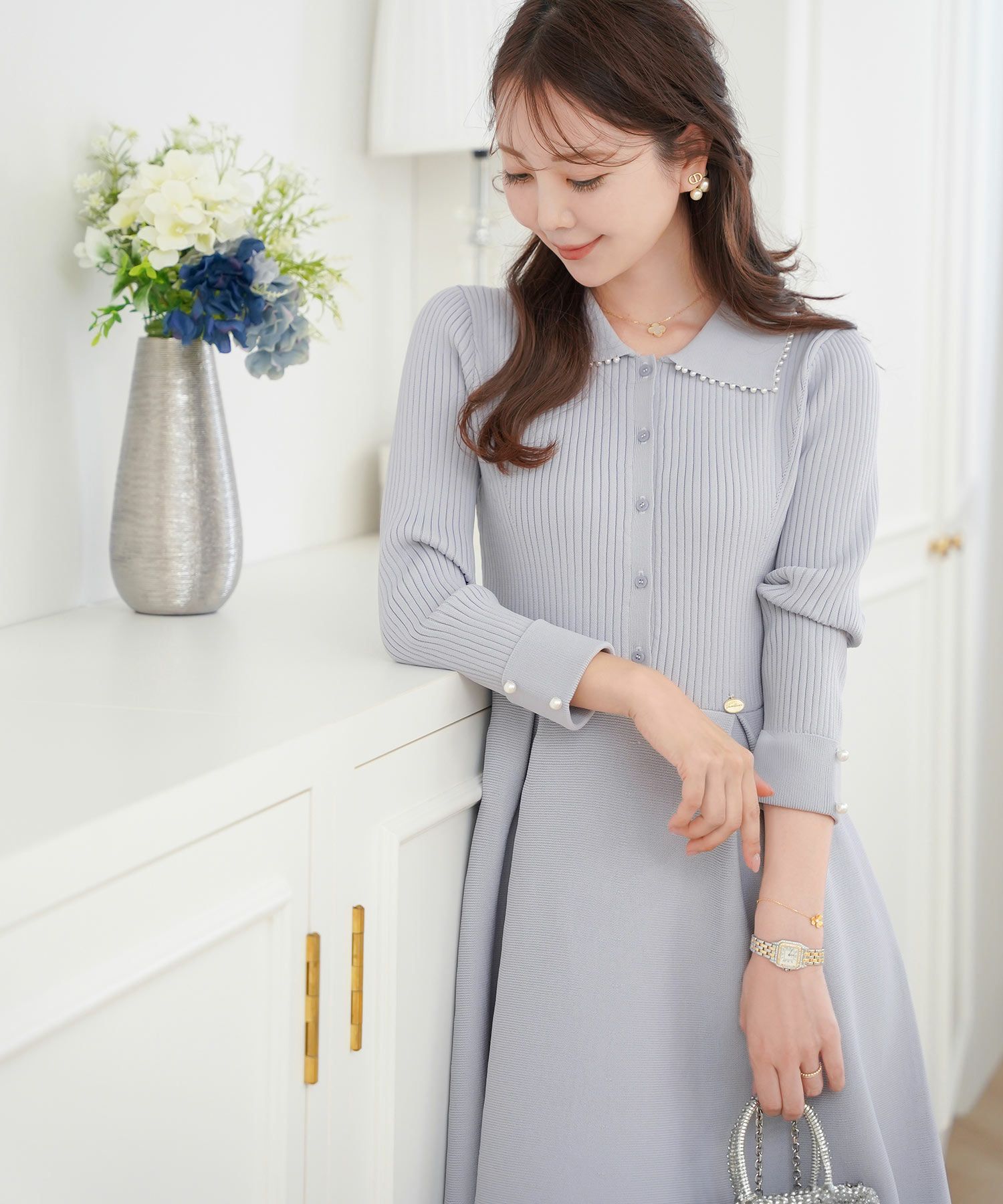 レディース/ワンピース/ニットワンピース/ニット/襟/パール/トリム/長袖/ロング/ミモレ/フレアシルエット/タック/前あき/ピンクベージュ/ブルーグレー/ネイビー/上品/エレガント/フェミニン/大人/新色/チャコール/ベージュ/エクリュ