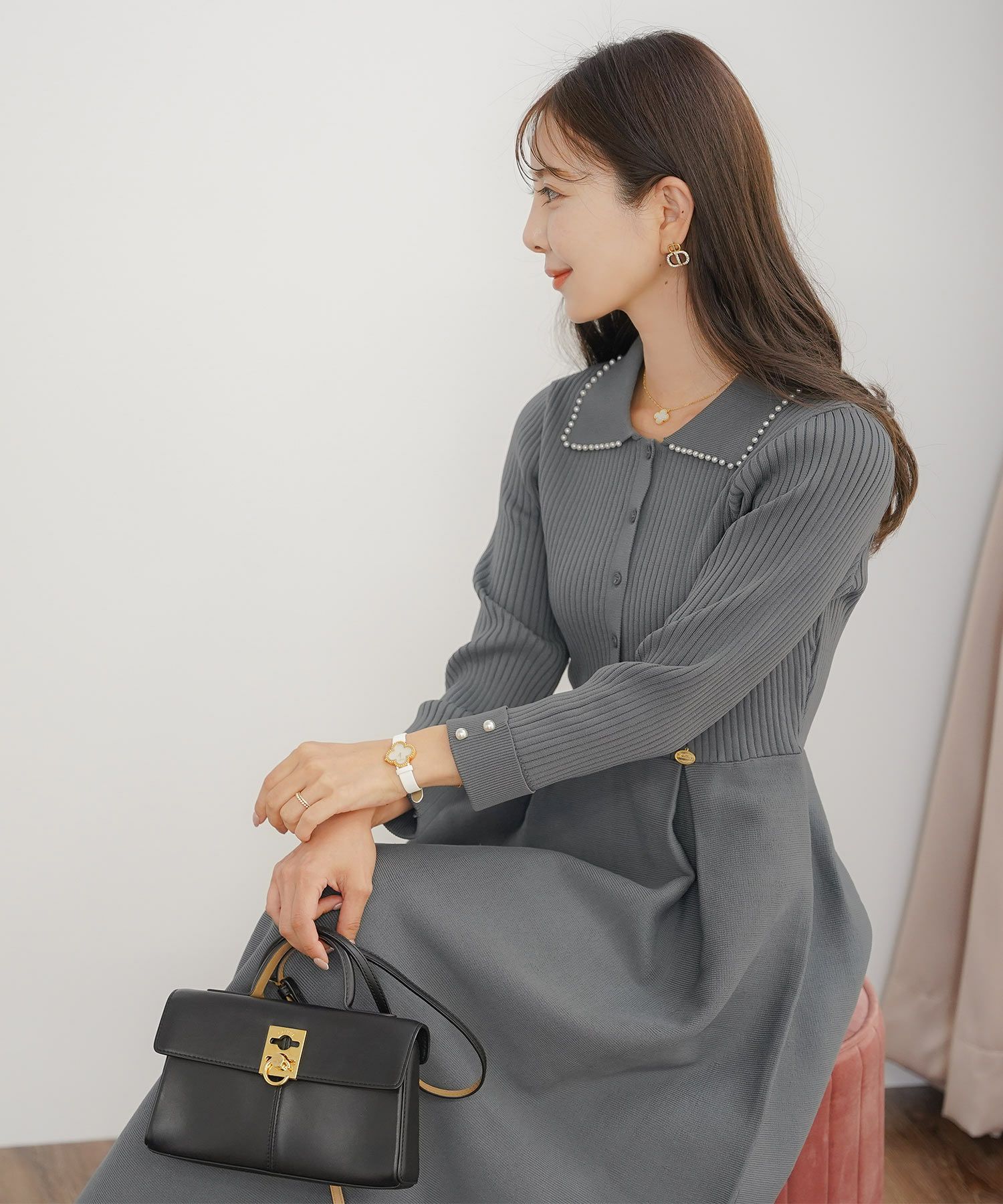 レディース/ワンピース/ニットワンピース/ニット/襟/パール/トリム/長袖/ロング/ミモレ/フレアシルエット/タック/前あき/ピンクベージュ/ブルーグレー/ネイビー/上品/エレガント/フェミニン/大人/新色/チャコール/ベージュ/エクリュ