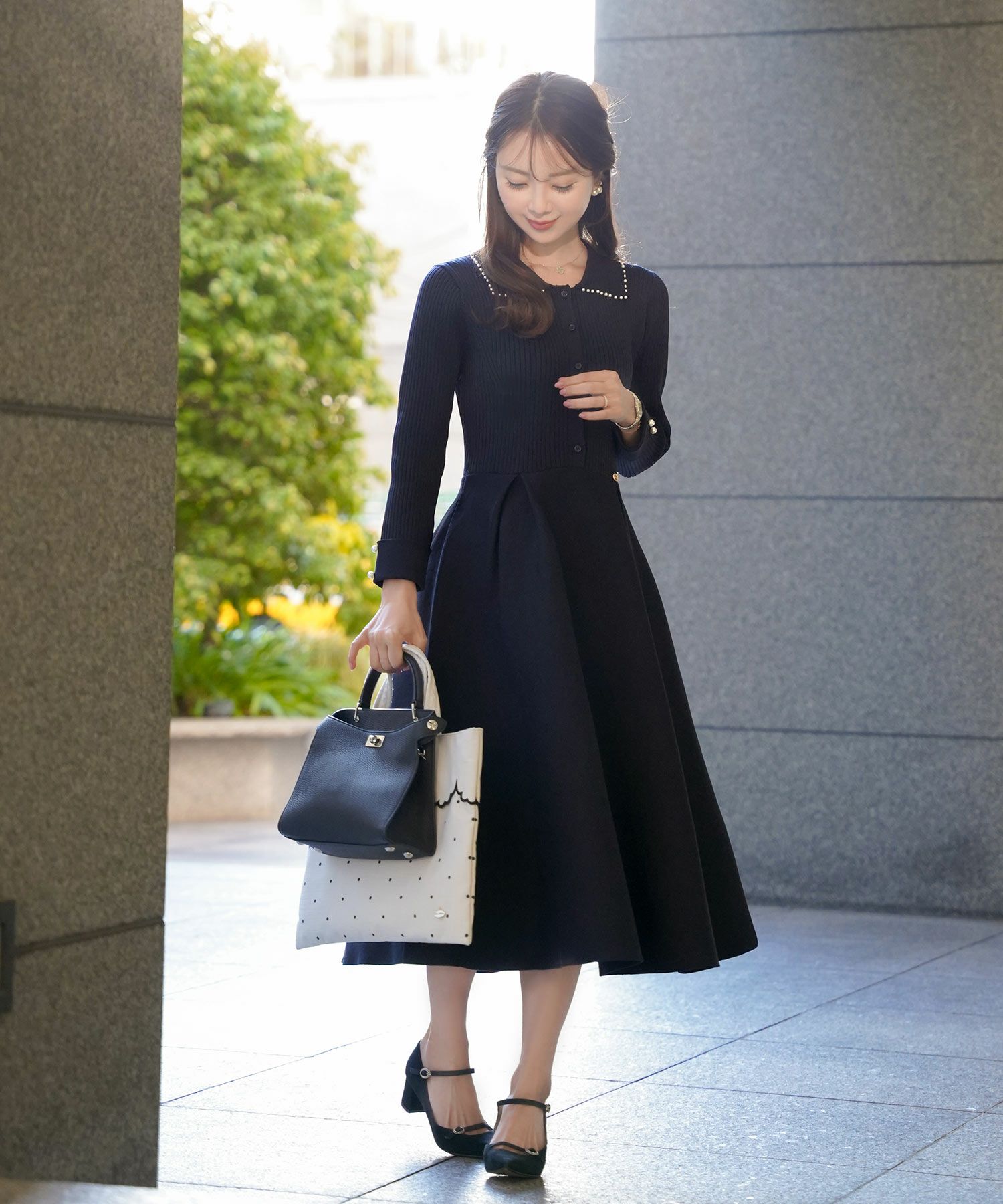 レディース/ワンピース/ニットワンピース/ニット/襟/パール/トリム/長袖/ロング/ミモレ/フレアシルエット/タック/前あき/ピンクベージュ/ブルーグレー/ネイビー/上品/エレガント/フェミニン/大人/新色/チャコール/ベージュ/エクリュ