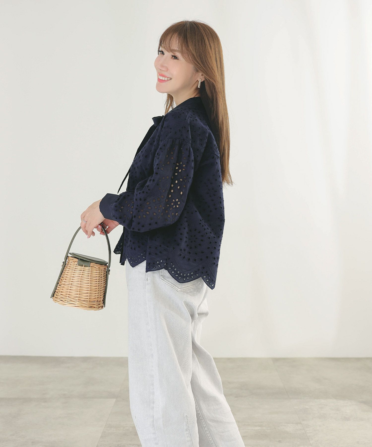 手洗い可体型カバーオフィス裾カットくるみ釦おしゃれフェミニン上品大人可愛いきれいめ春白黒ジョイントスペース