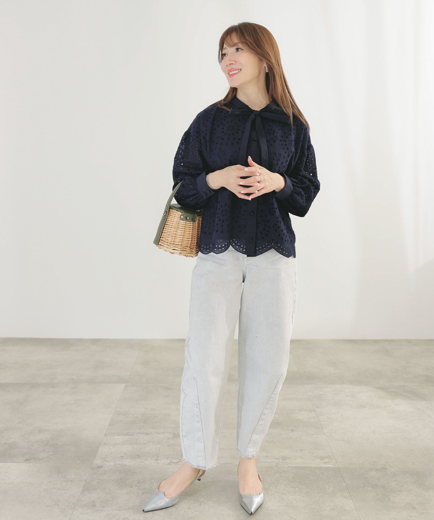 手洗い可体型カバーオフィス裾カットくるみ釦おしゃれフェミニン上品大人可愛いきれいめ春白黒ジョイントスペース