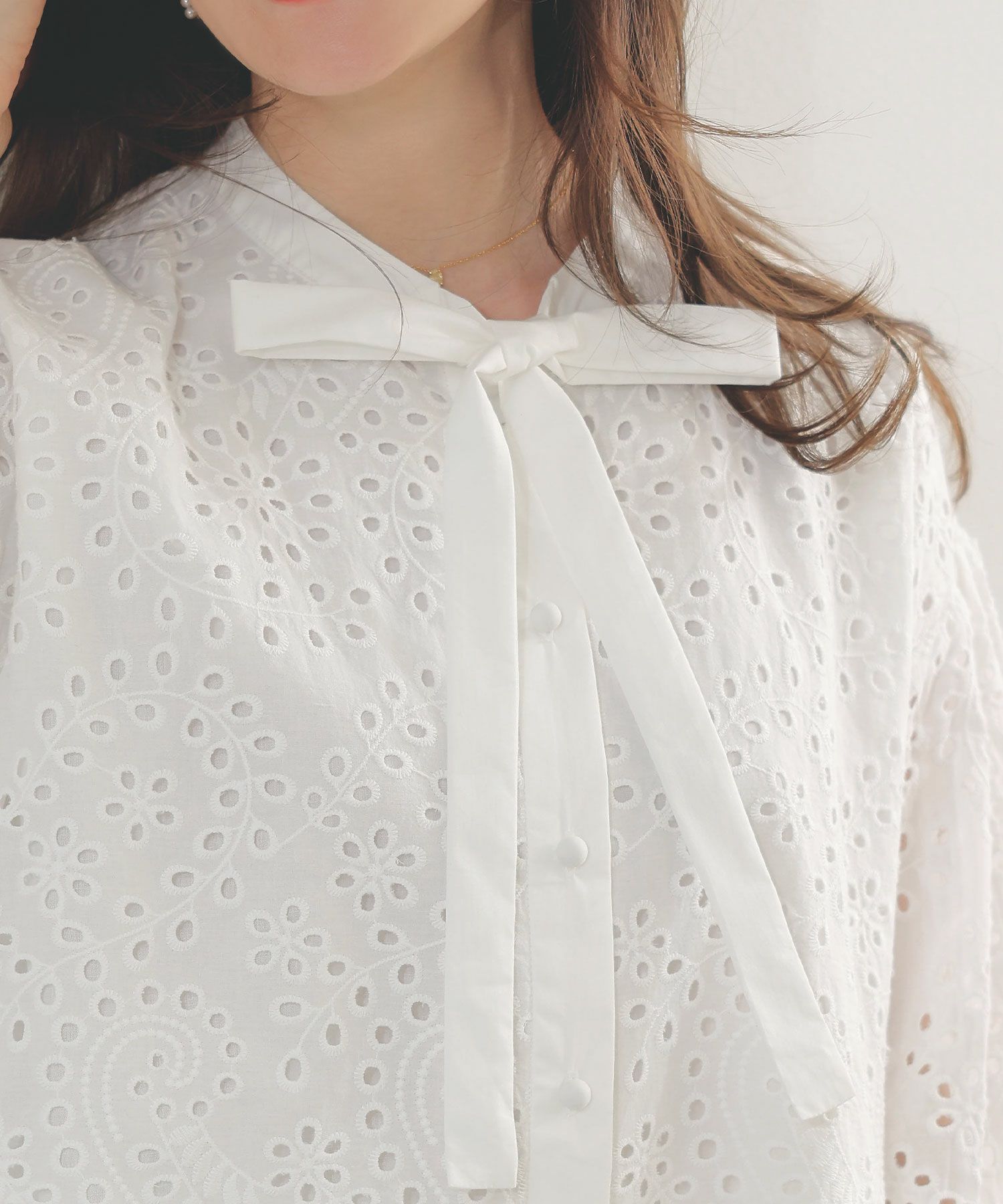 手洗い可体型カバーオフィス裾カットくるみ釦おしゃれフェミニン上品大人可愛いきれいめ春白黒ジョイントスペース