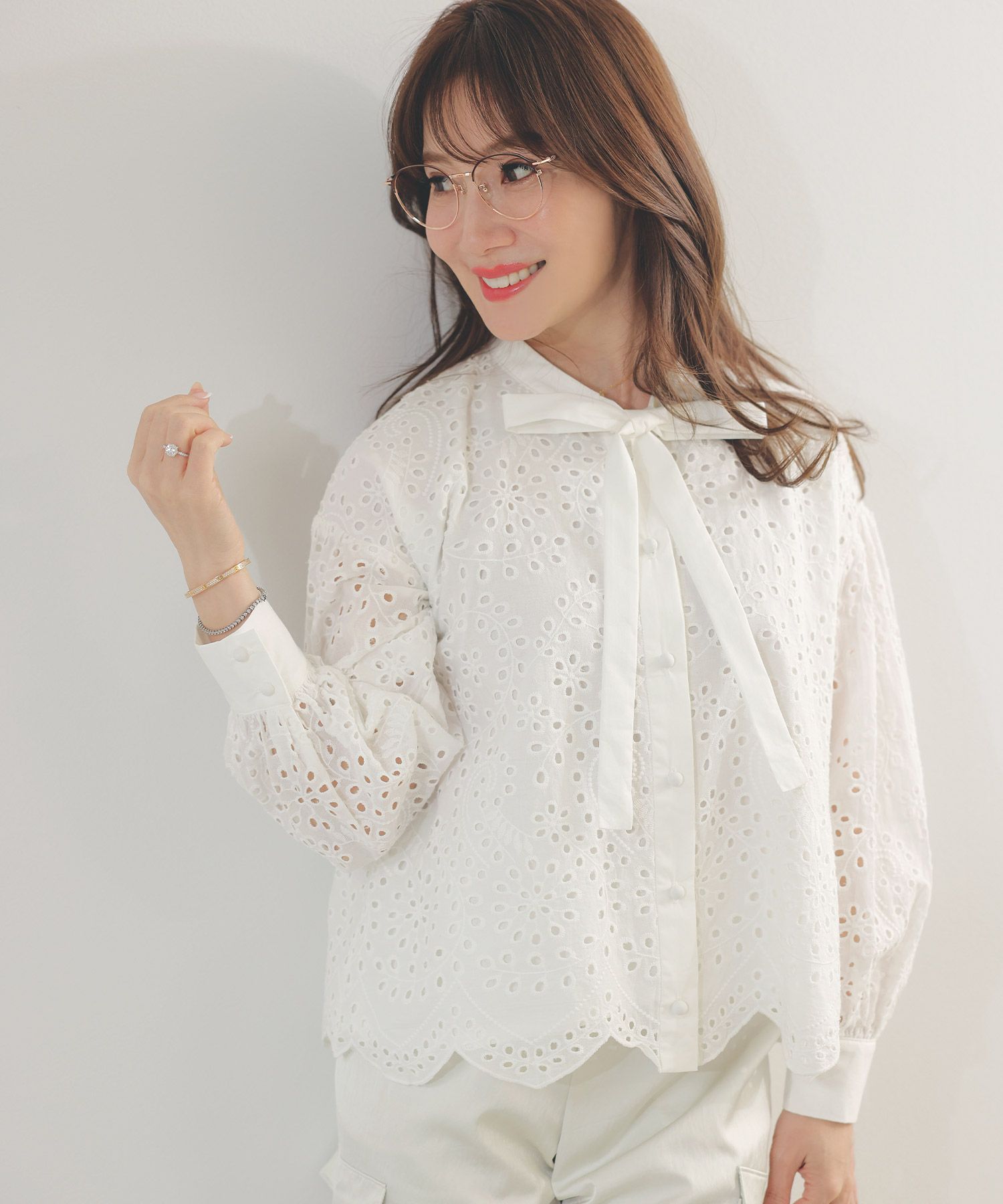 手洗い可体型カバーオフィス裾カットくるみ釦おしゃれフェミニン上品大人可愛いきれいめ春白黒ジョイントスペース