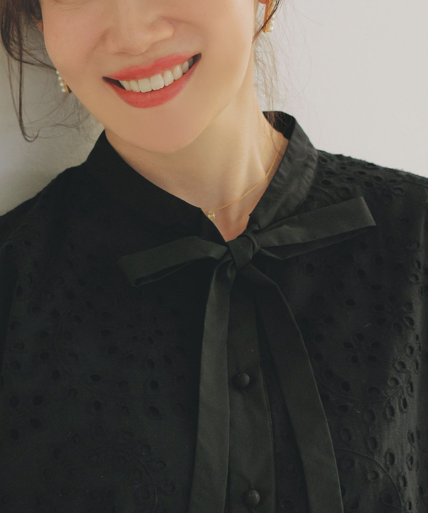 手洗い可体型カバーオフィス裾カットくるみ釦おしゃれフェミニン上品大人可愛いきれいめ春白黒ジョイントスペース