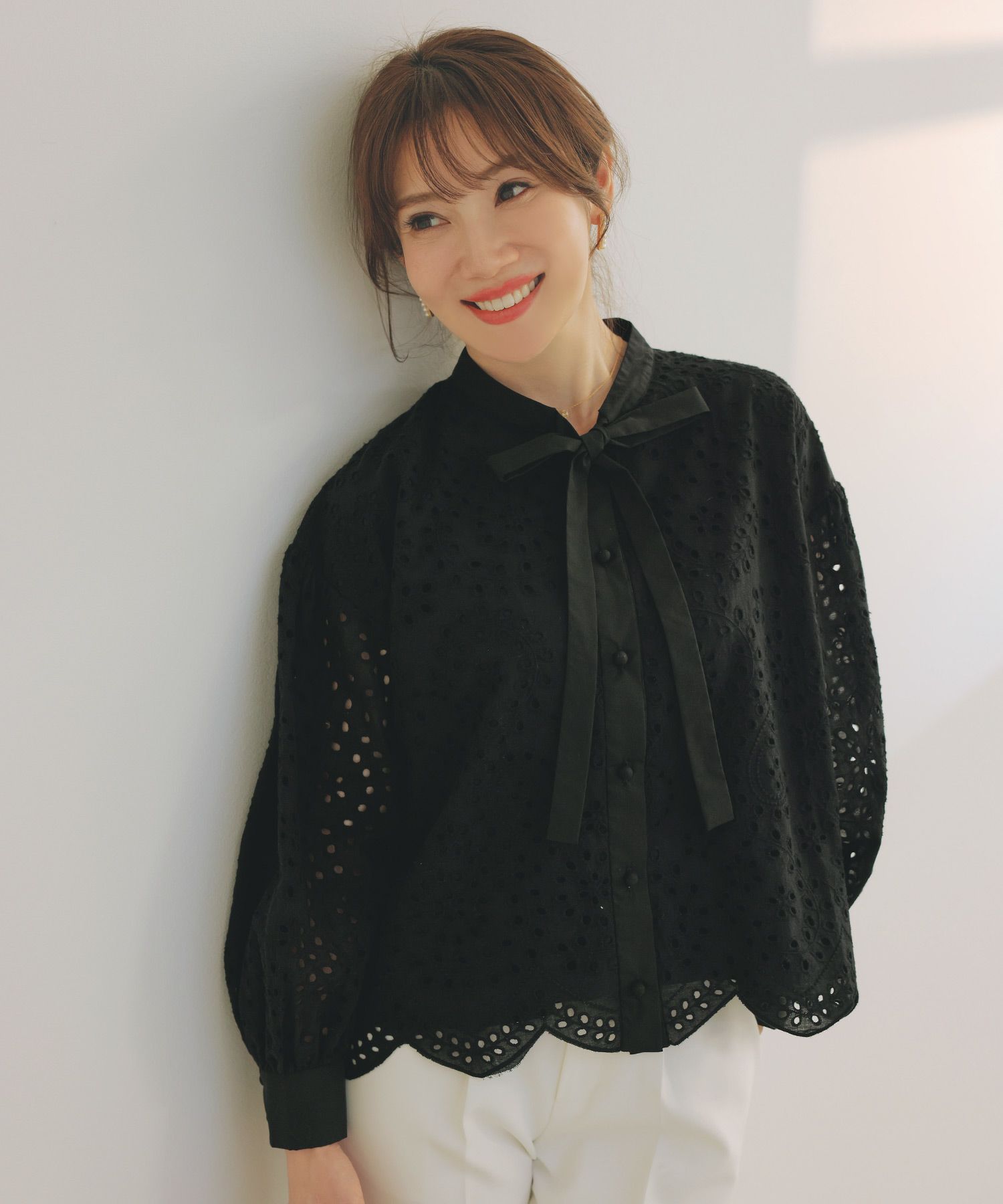 手洗い可体型カバーオフィス裾カットくるみ釦おしゃれフェミニン上品大人可愛いきれいめ春白黒ジョイントスペース