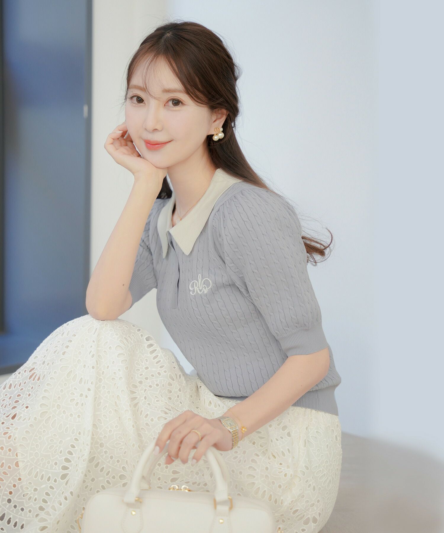 レディース/ニット/トップス/ポロニット/ポロシャツ/襟/配色/バイカラー/刺繍/半袖/パフスリーブ/アイボリー/ピンクベージュ/ブルーグレー/ブラック/春/夏/上品/エレガント/フェミニン/可愛い/大人