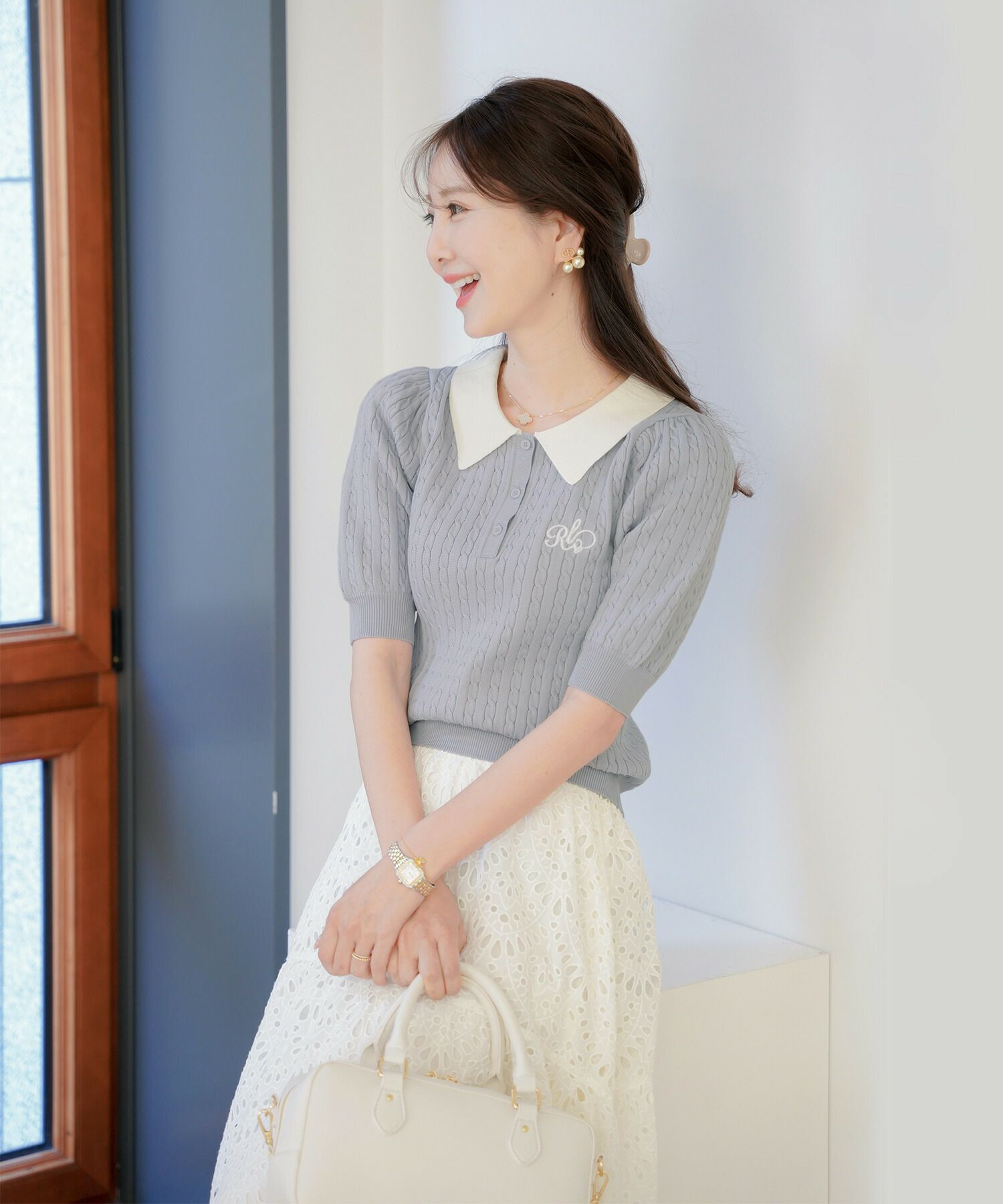 レディース/ニット/トップス/ポロニット/ポロシャツ/襟/配色/バイカラー/刺繍/半袖/パフスリーブ/アイボリー/ピンクベージュ/ブルーグレー/ブラック/春/夏/上品/エレガント/フェミニン/可愛い/大人