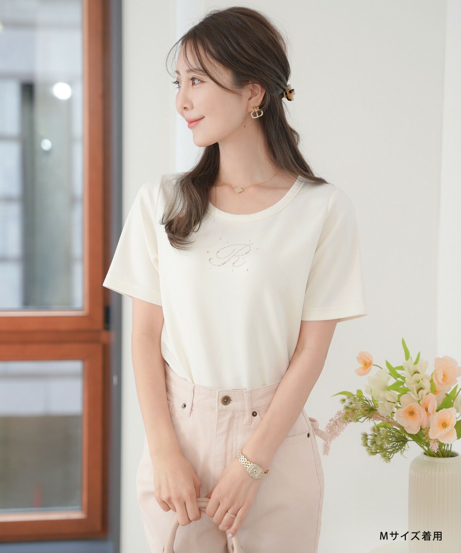 レディース/Tシャツ/トップス/夏/春/半袖/クロップド丈/ショート丈/コンパクト丈/ミディアム/普通/S/M/サイズ展開/丈違い/短め/クルーネック/キラキラ/ホットフィックス/ロゴ/トレンド/カジュアル/オフィスカジュアル/エレガント/フェミニン/上品/シンプル
