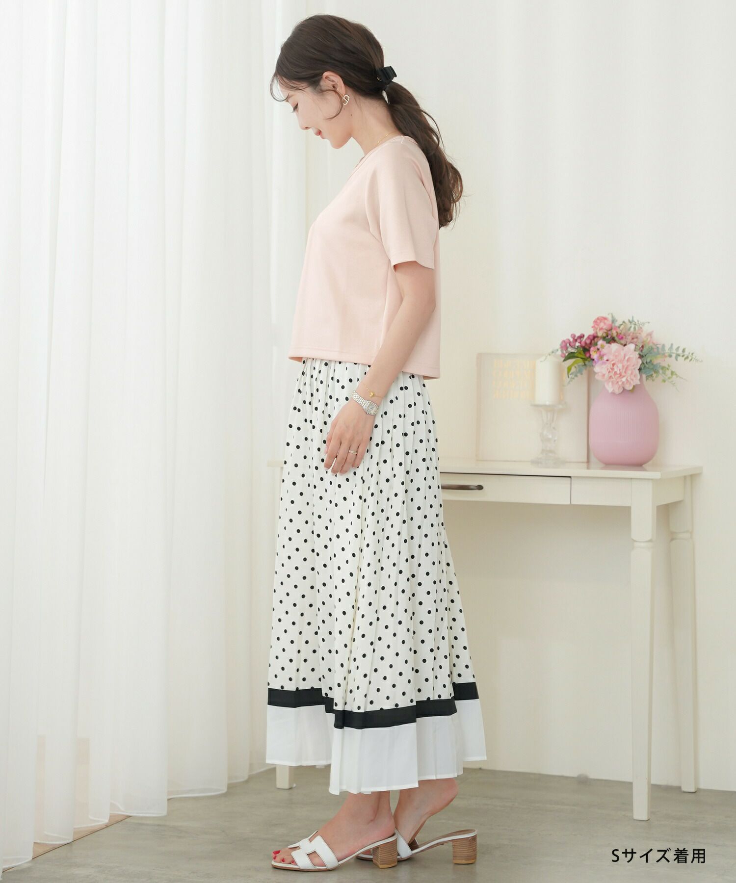 レディース/Tシャツ/トップス/夏/春/半袖/クロップド丈/ショート丈/コンパクト丈/ミディアム/普通/S/M/サイズ展開/丈違い/短め/クルーネック/キラキラ/ホットフィックス/ロゴ/トレンド/カジュアル/オフィスカジュアル/エレガント/フェミニン/上品/シンプル