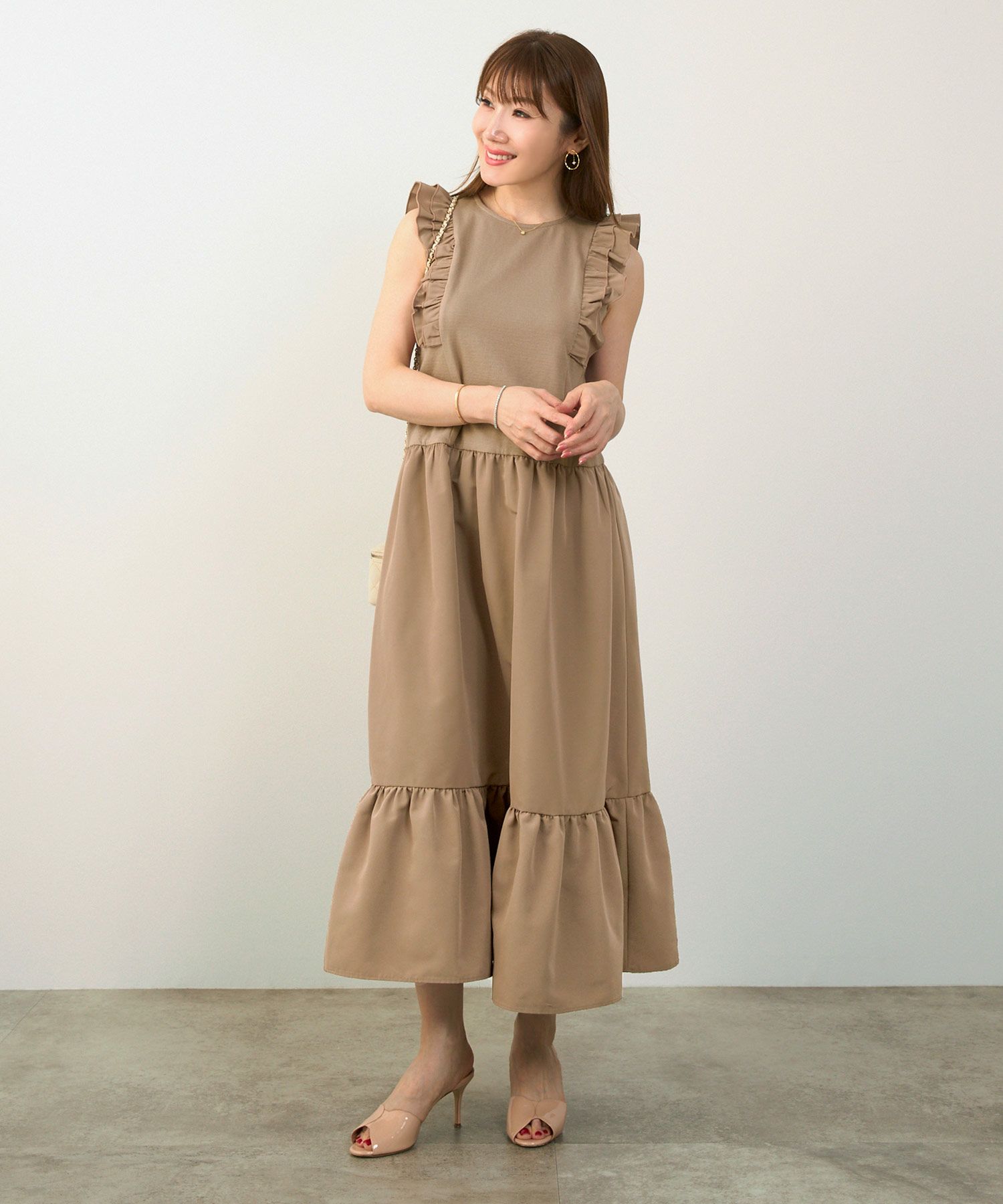 JILTU アイボリー フリルノースリーブワンピース フリル ティアード ノースリーブ ワンピース Liala×PG 全2色｜lpg321