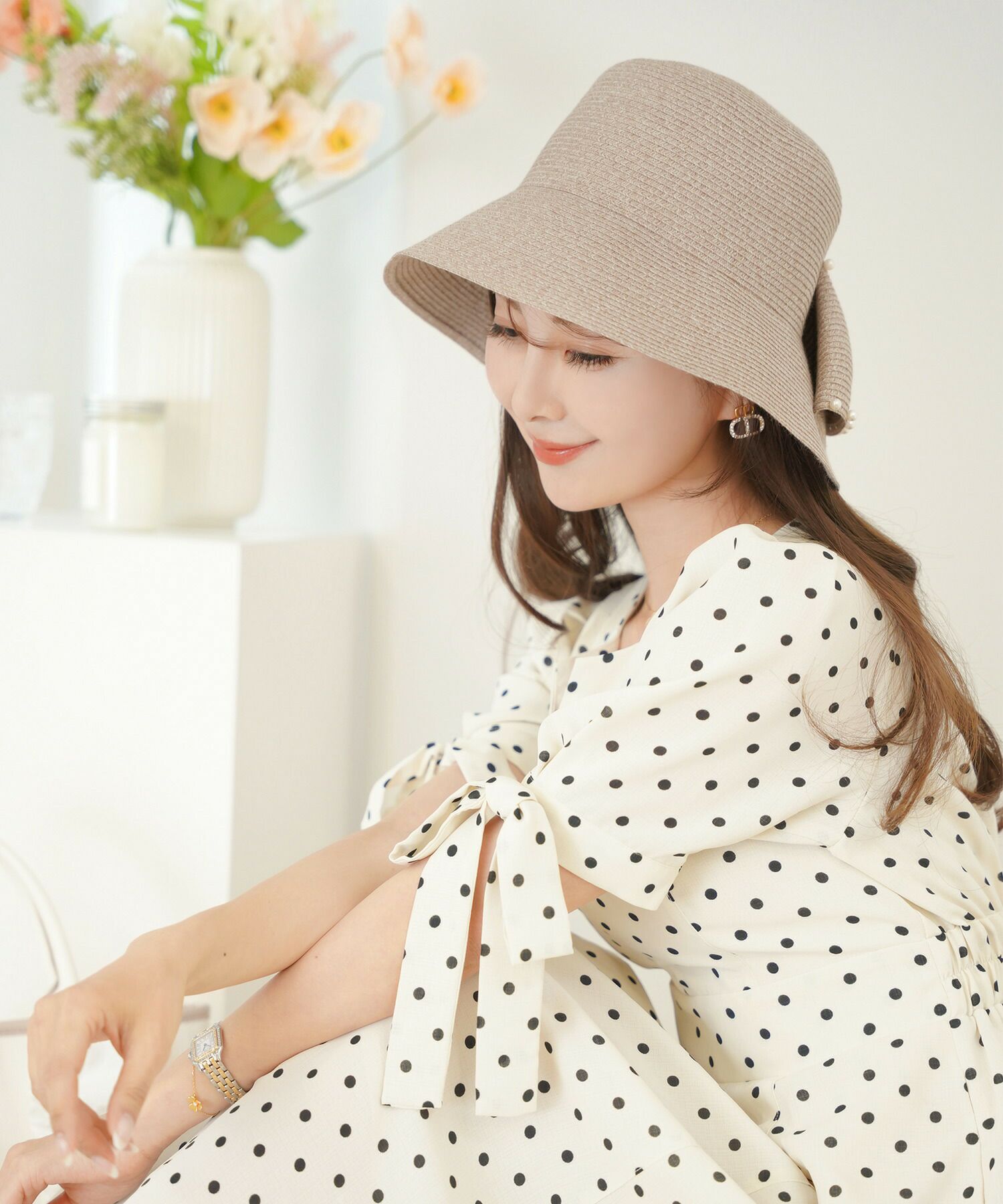 レディース/2025数量限定/帽子/ハット/ストローハット/麦わら/夏/日差し/日除け/軽い/爽やか/手洗い/リボン/パール/ローポニーテール/コンパクト/折り畳みOK/ベージュ/モカ/かわいい/上品/エレガント/フェミニン