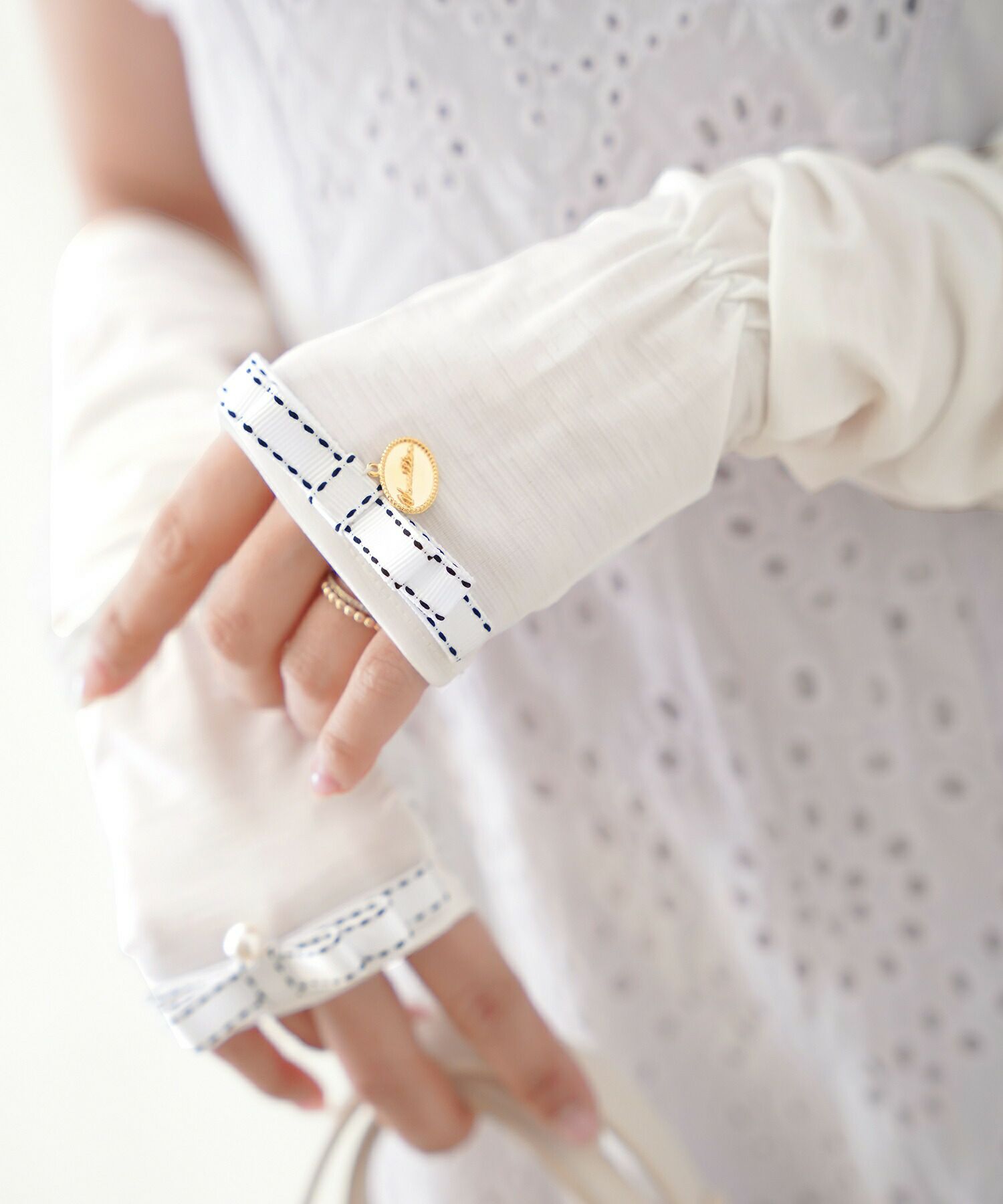 レディース/ファッション/日除け/小物/アームカバー/手袋/グッズ/リボン付き/シースルーアームカバー/2ペア/2組/ロング/腕カバー/日焼け防止/UV対策/冷房対策/ブラック/ホワイト/ピンクベージュ/黒/白/シアー/透け感/指穴/親指/日焼け対策/セレクト