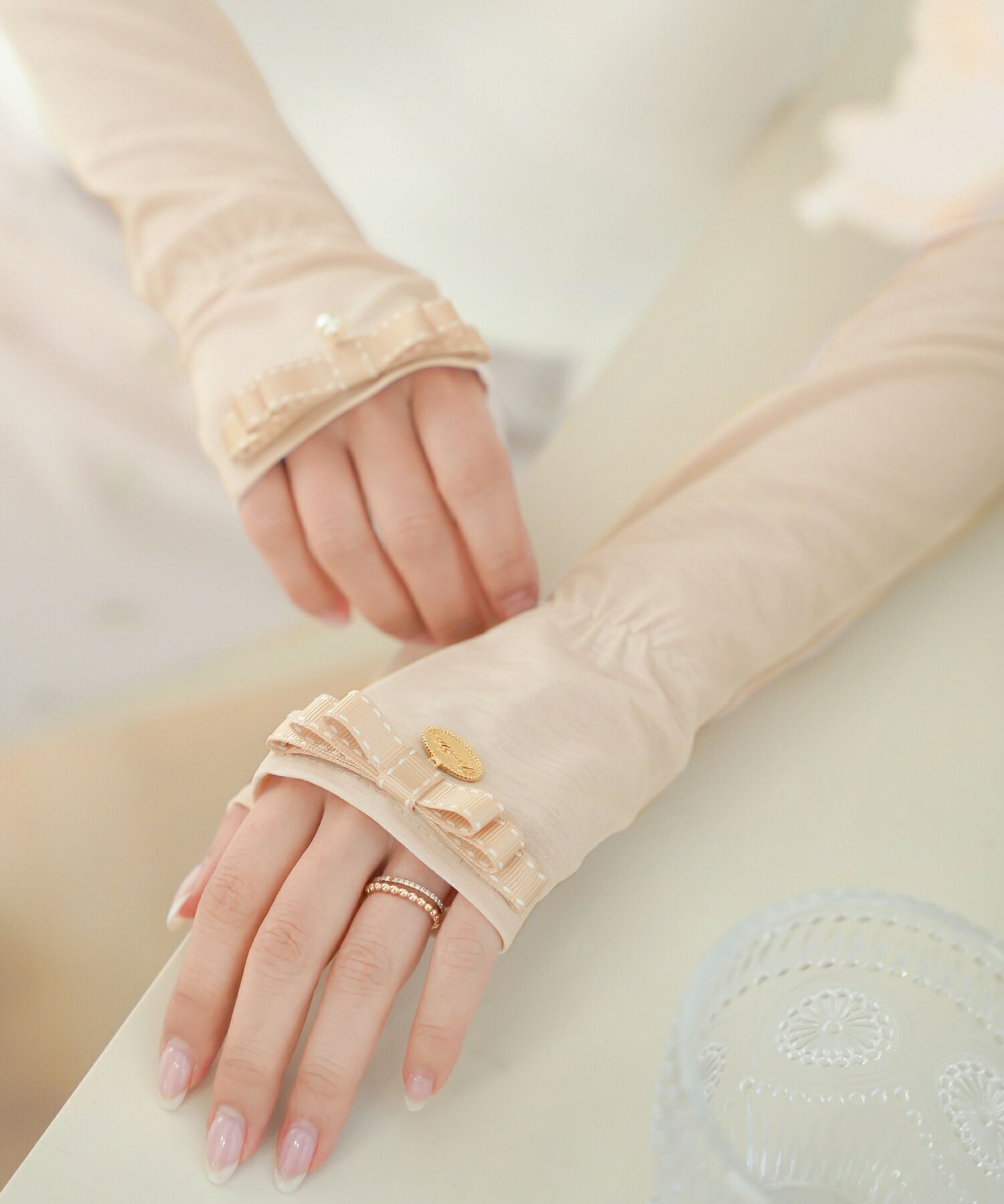 レディース/ファッション/日除け/小物/アームカバー/手袋/グッズ/リボン付き/シースルーアームカバー/2ペア/2組/ロング/腕カバー/日焼け防止/UV対策/冷房対策/ブラック/ホワイト/ピンクベージュ/黒/白/シアー/透け感/指穴/親指/日焼け対策/セレクト