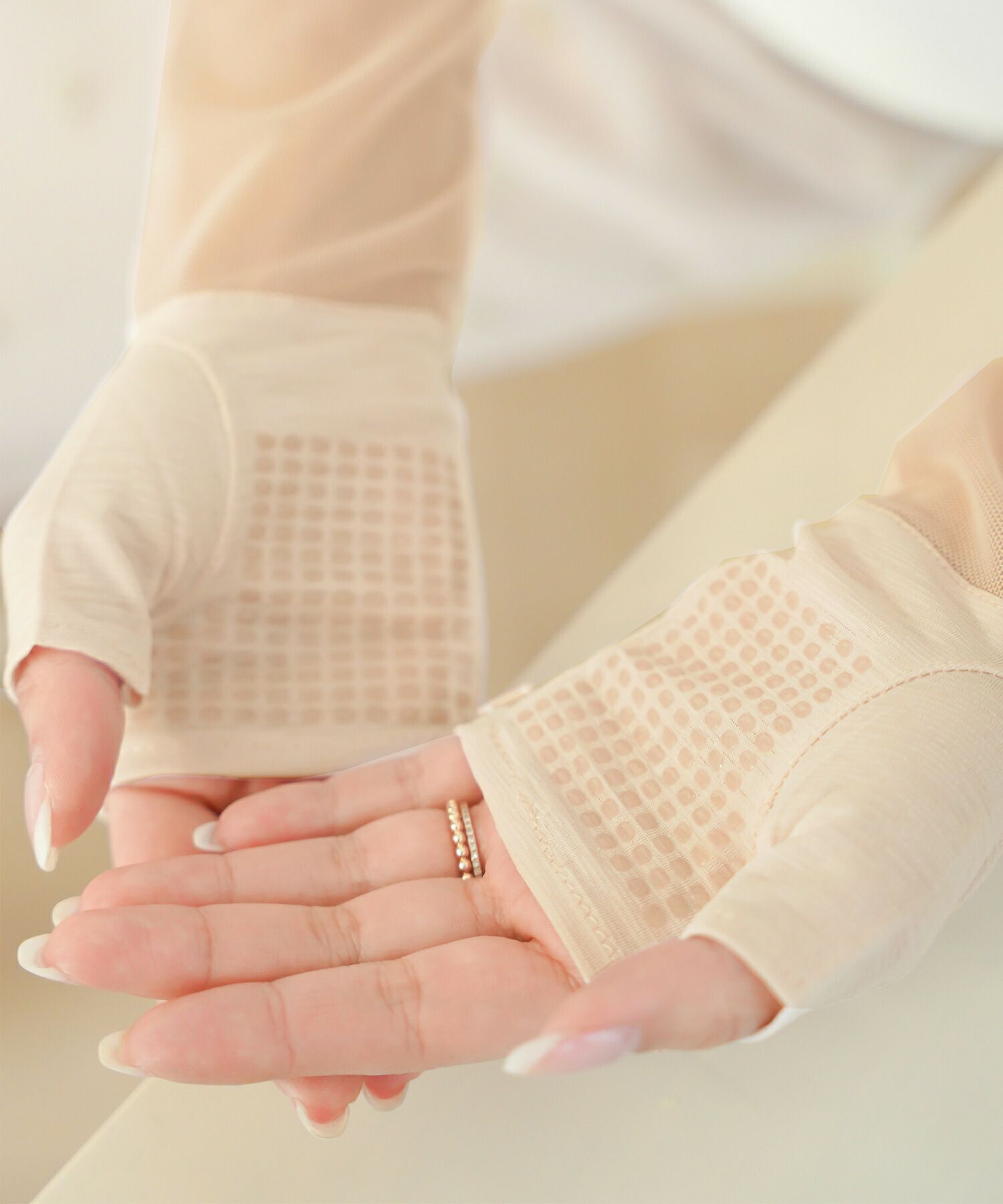 レディース/ファッション/日除け/小物/アームカバー/手袋/グッズ/リボン付き/シースルーアームカバー/2ペア/2組/ロング/腕カバー/日焼け防止/UV対策/冷房対策/ブラック/ホワイト/ピンクベージュ/黒/白/シアー/透け感/指穴/親指/日焼け対策/セレクト