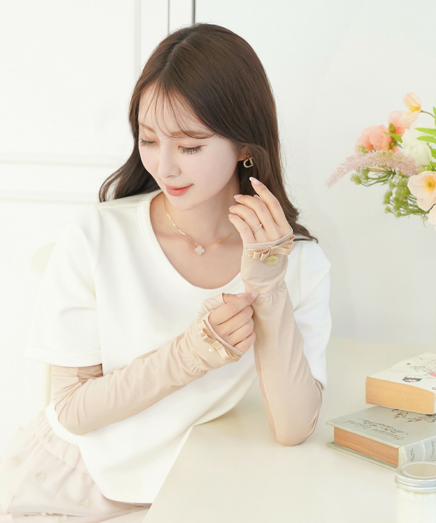 レディース/ファッション/日除け/小物/アームカバー/手袋/グッズ/リボン付き/シースルーアームカバー/2ペア/2組/ロング/腕カバー/日焼け防止/UV対策/冷房対策/ブラック/ホワイト/ピンクベージュ/黒/白/シアー/透け感/指穴/親指/日焼け対策/セレクト