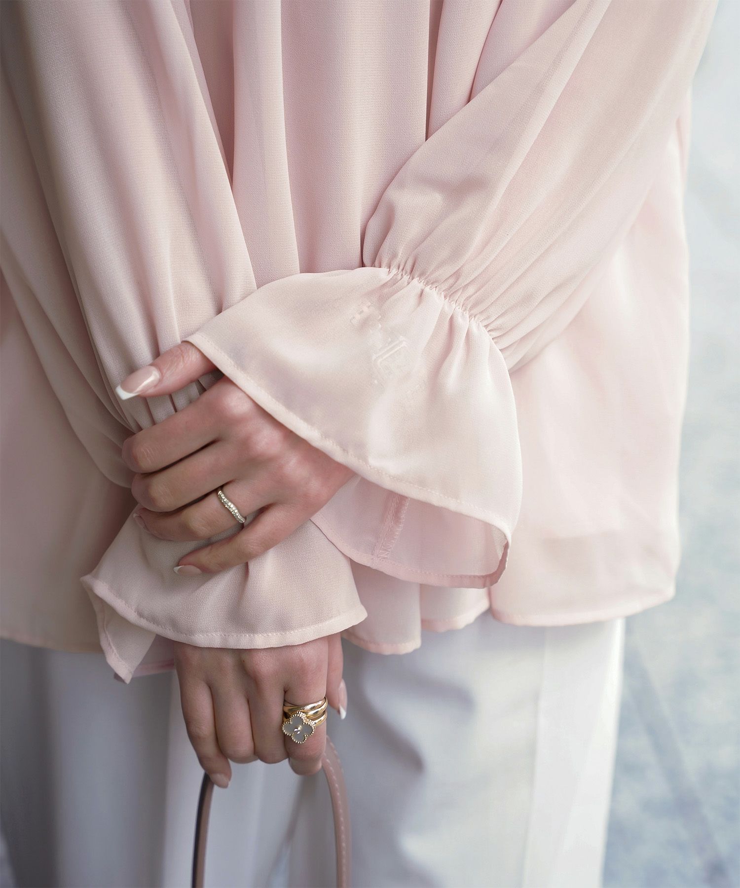 レディース ブラウス パール ビジュー 洗える きれいめ アイボリー/ピンクベージュ/ブラック キャンディースリーブ