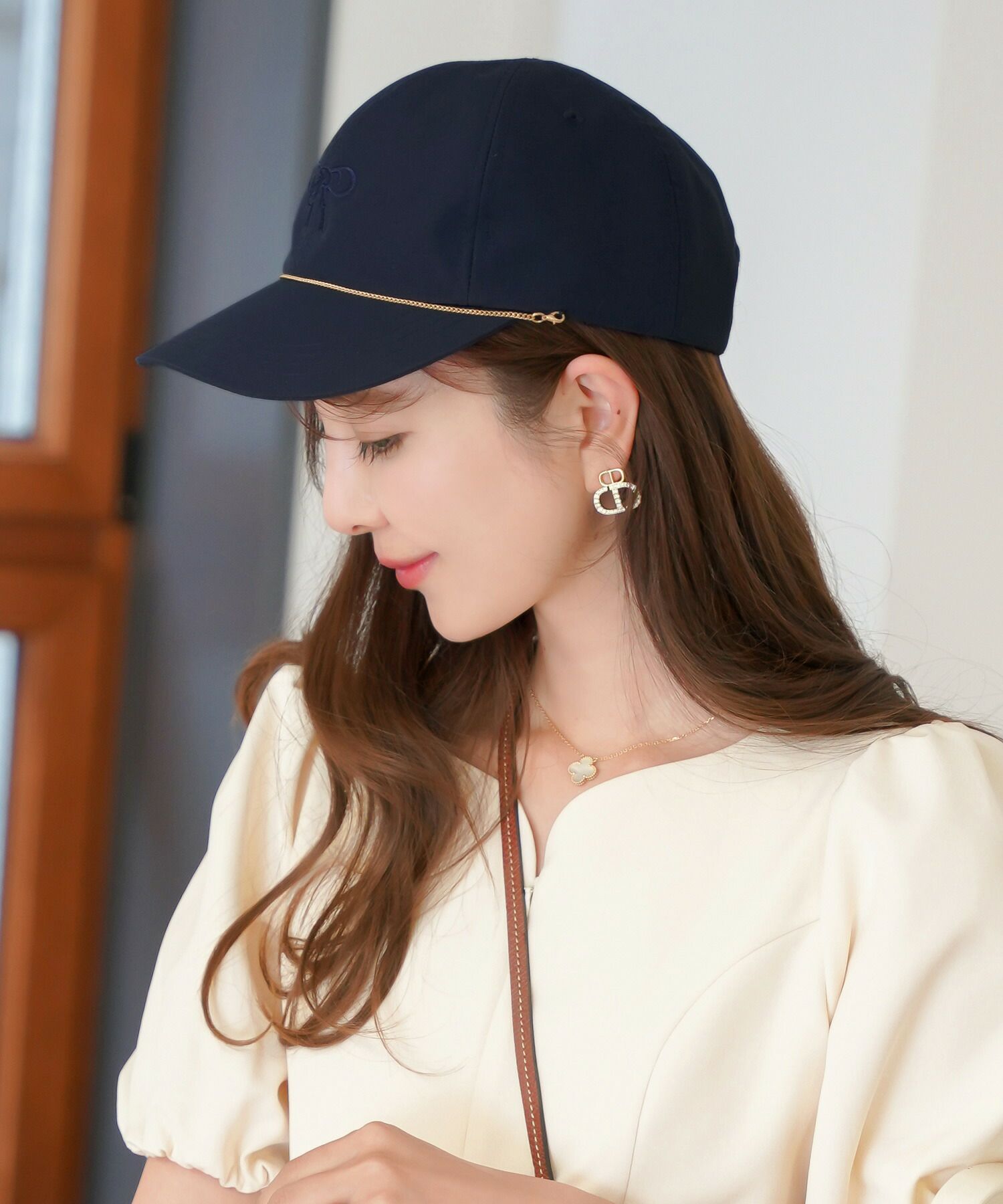 レディース/帽子/小物/キャップ/つば/調整/刺繍/リボン/ロゴ/チェーン/手洗い/洗濯/カジュアル/エレガント/フェミニン/上品/大人/アイボリー/ネイビー