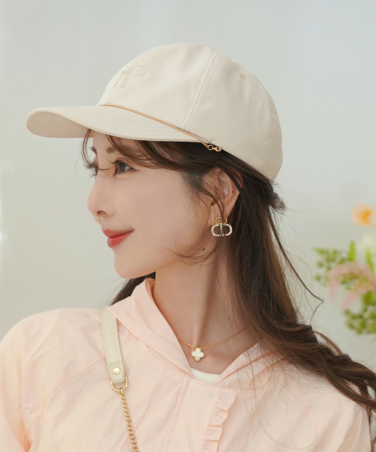 レディース/帽子/小物/キャップ/つば/調整/刺繍/リボン/ロゴ/チェーン/手洗い/洗濯/カジュアル/エレガント/フェミニン/上品/大人/アイボリー/ネイビー