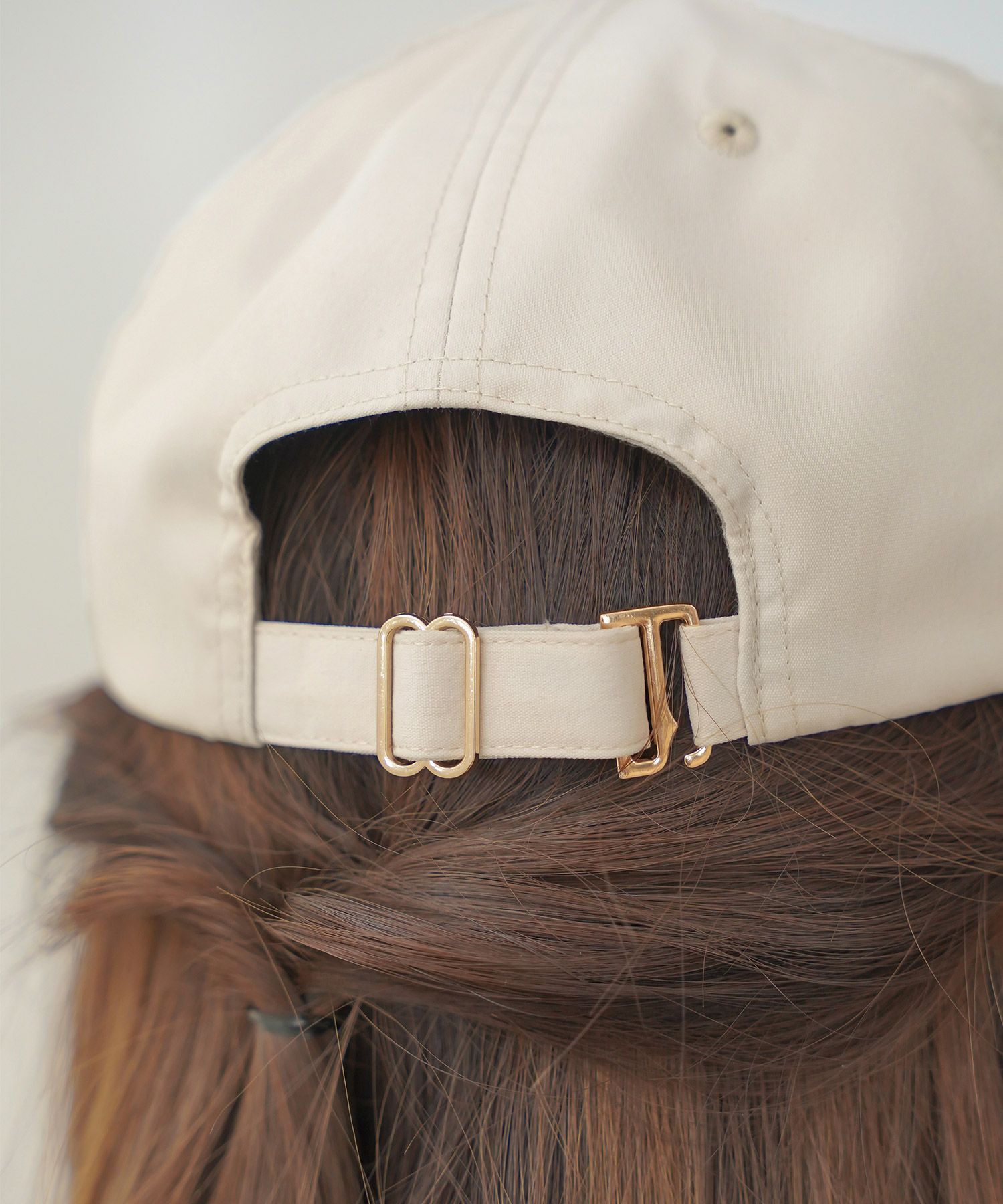 レディース/帽子/小物/キャップ/つば/調整/刺繍/リボン/ロゴ/チェーン/手洗い/洗濯/カジュアル/エレガント/フェミニン/上品/大人/アイボリー/ネイビー