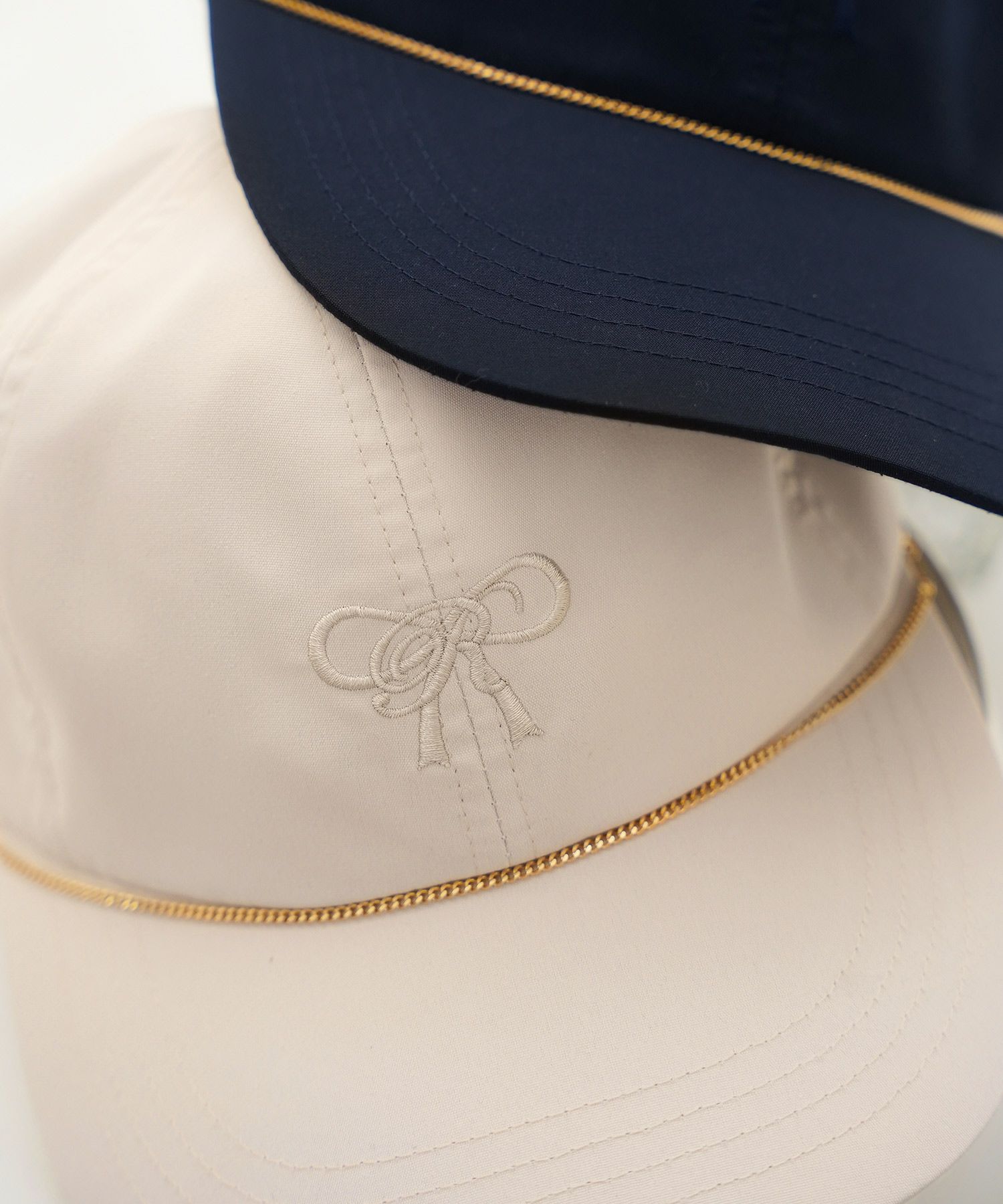 レディース/帽子/小物/キャップ/つば/調整/刺繍/リボン/ロゴ/チェーン/手洗い/洗濯/カジュアル/エレガント/フェミニン/上品/大人/アイボリー/ネイビー