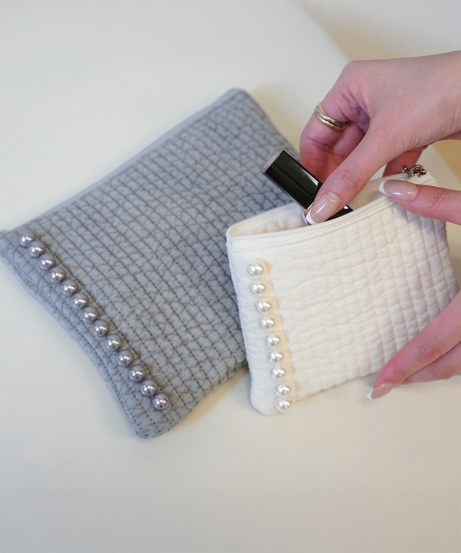 ポーチ パール ヌビ 韓国 アイボリー グレー チャコール ブラック パールトリム フラット ミドル