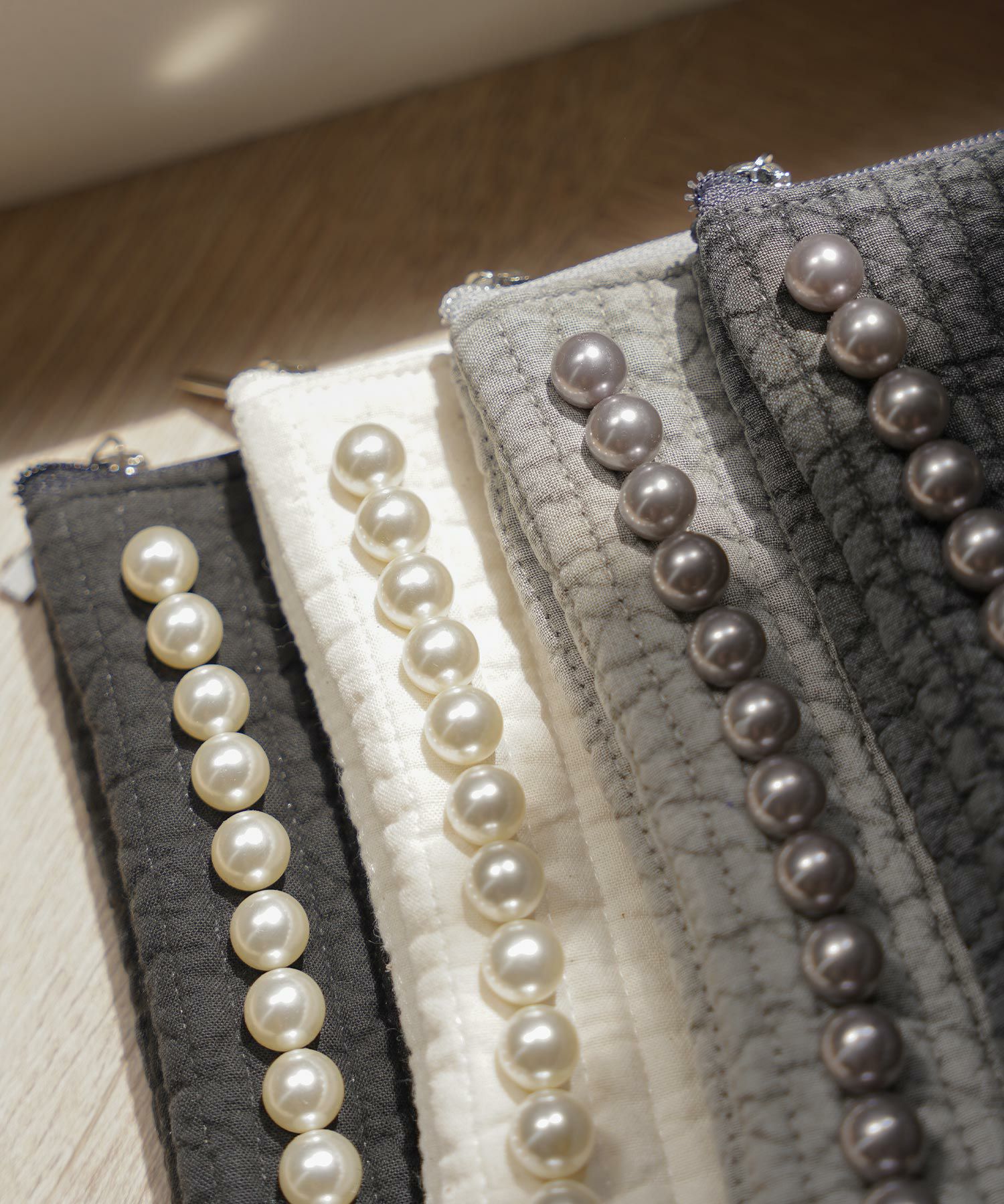 ポーチ パール ヌビ 韓国 アイボリー グレー チャコール ブラック パールトリム フラット ミドル