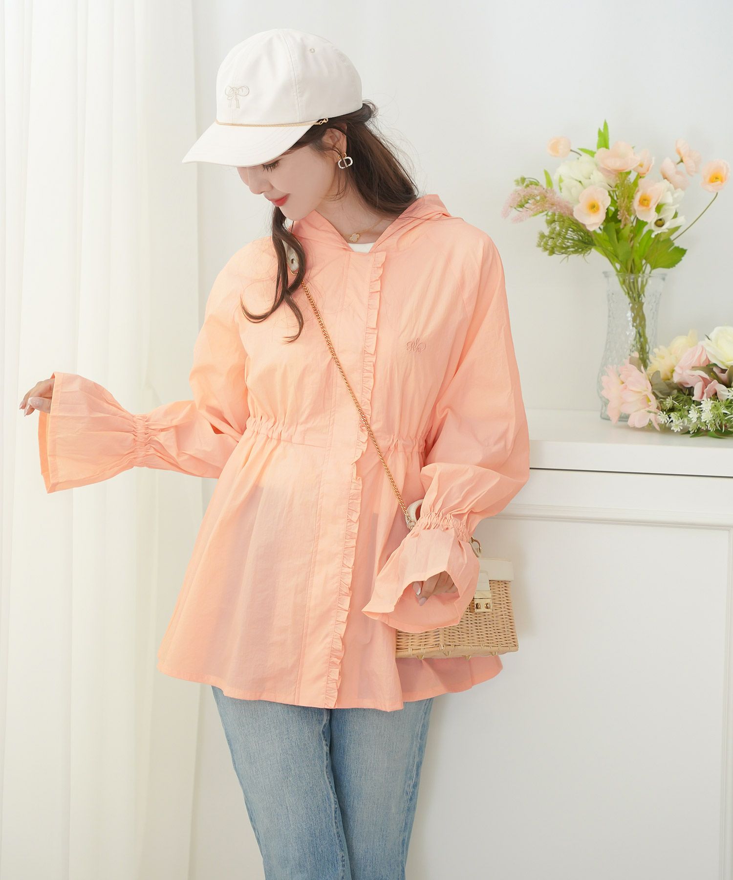 レディース/パーカー/羽織/ラッシュガード/UV/日除け/日焼け/プール/海/夏/UVカット/シャカシャカ/刺繍/フレア/ベルスリーブ/長袖/ペプラム/ミディアム/フリル/畳める/丸める/コンパクト/収納/アイボリー/ピンク/ブラック/95%/エレガント/フェミニン/上品/カジュアル/旅行/