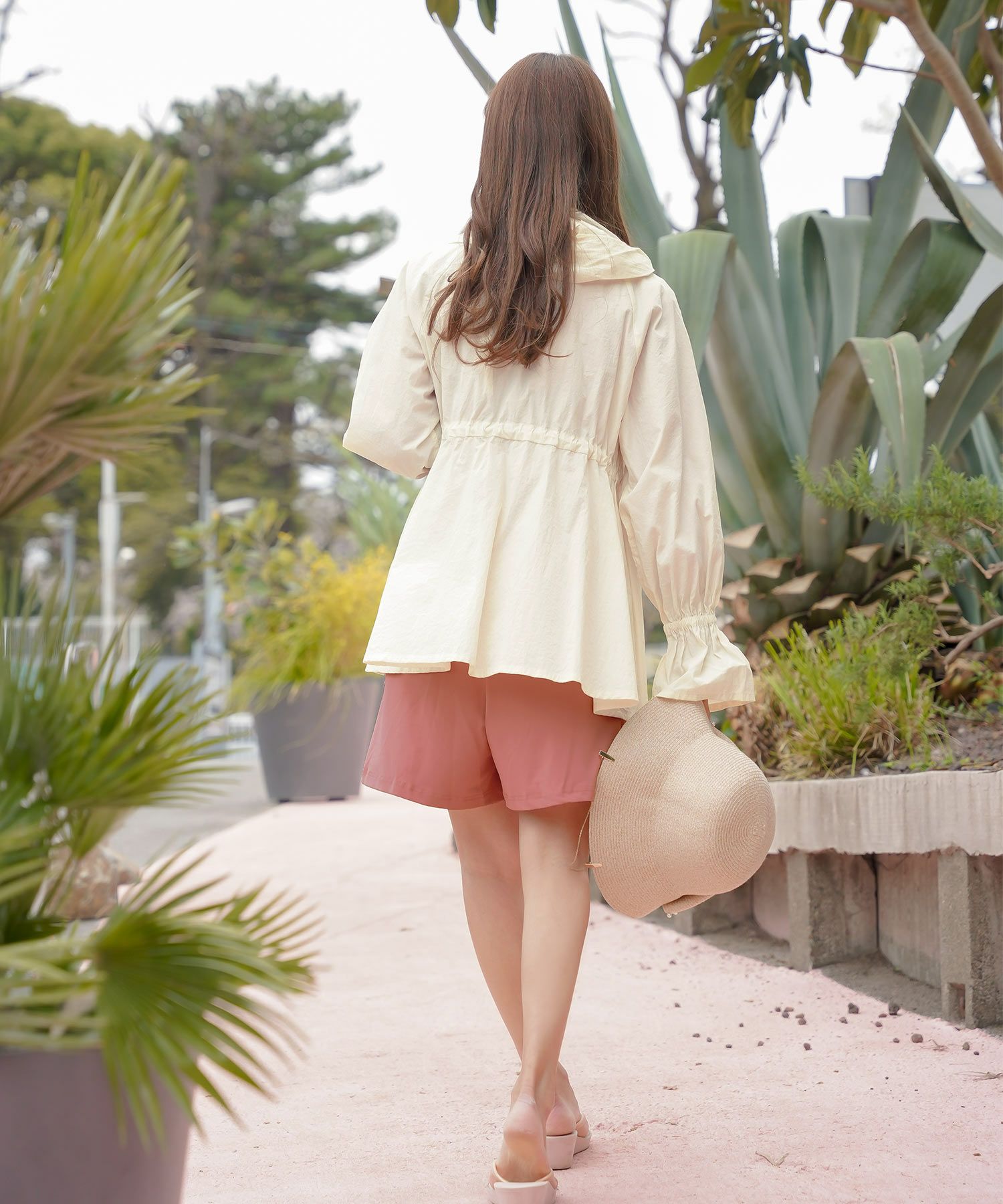 レディース/パーカー/羽織/ラッシュガード/UV/日除け/日焼け/プール/海/夏/UVカット/シャカシャカ/刺繍/フレア/ベルスリーブ/長袖/ペプラム/ミディアム/フリル/畳める/丸める/コンパクト/収納/アイボリー/ピンク/ブラック/95%/エレガント/フェミニン/上品/カジュアル/旅行/