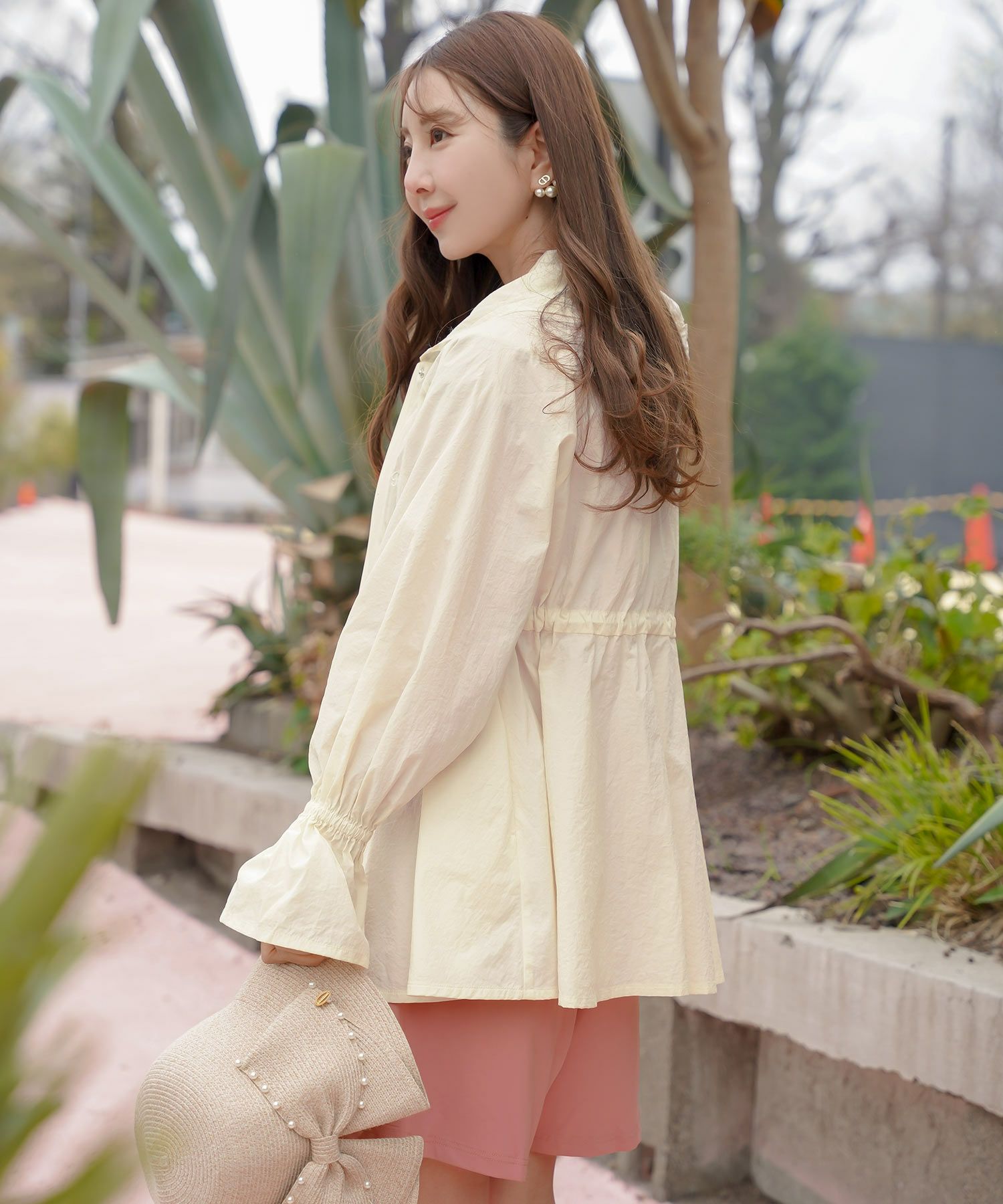 レディース/パーカー/羽織/ラッシュガード/UV/日除け/日焼け/プール/海/夏/UVカット/シャカシャカ/刺繍/フレア/ベルスリーブ/長袖/ペプラム/ミディアム/フリル/畳める/丸める/コンパクト/収納/アイボリー/ピンク/ブラック/95%/エレガント/フェミニン/上品/カジュアル/旅行/