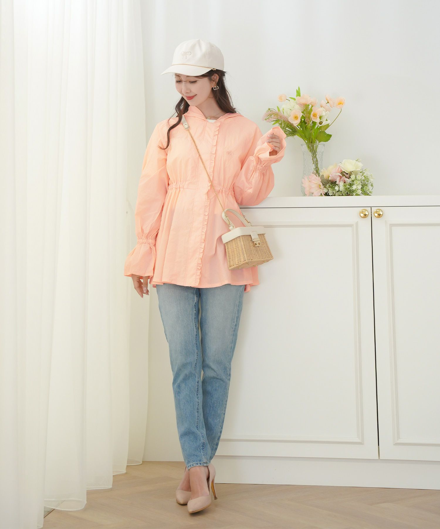 レディース/パーカー/羽織/ラッシュガード/UV/日除け/日焼け/プール/海/夏/UVカット/シャカシャカ/刺繍/フレア/ベルスリーブ/長袖/ペプラム/ミディアム/フリル/畳める/丸める/コンパクト/収納/アイボリー/ピンク/ブラック/95%/エレガント/フェミニン/上品/カジュアル/旅行/