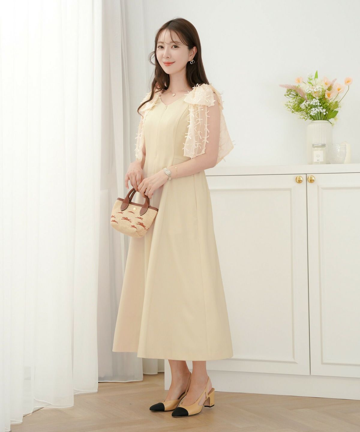 レディース/ワンピース/ノースリーブ/肩リボン/リボン柄/フロントファスナー/前あき/フレア/二の腕/ビックリボン/表面変化/Vネック/上品/エレガント/フェミニン/可愛い/アイボリー/グレージュ/ピンク/ブラック/配色/バイカラー/異素材