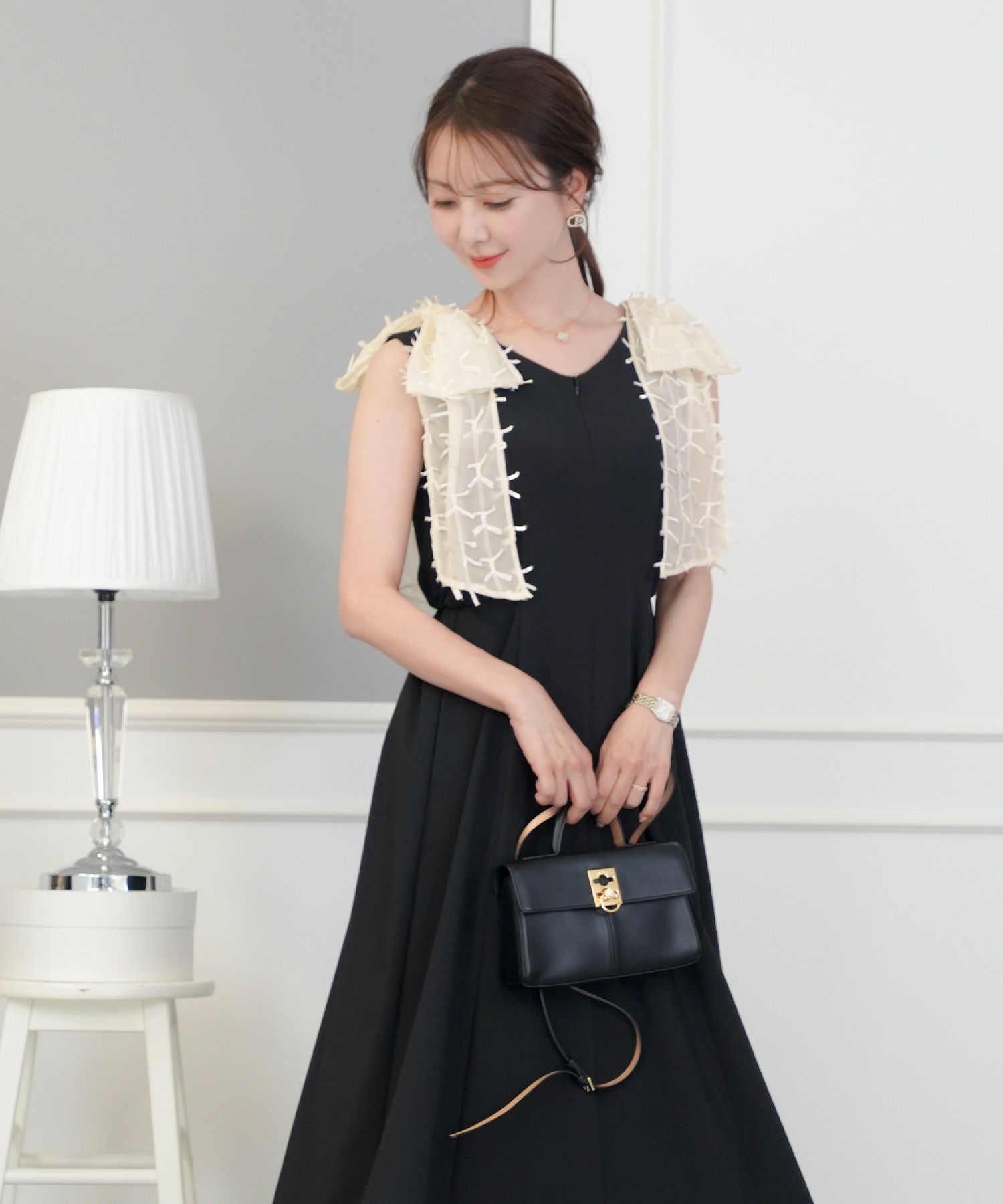 レディース/ワンピース/ノースリーブ/肩リボン/リボン柄/フロントファスナー/前あき/フレア/二の腕/ビックリボン/表面変化/Vネック/上品/エレガント/フェミニン/可愛い/アイボリー/グレージュ/ピンク/ブラック/配色/バイカラー/異素材