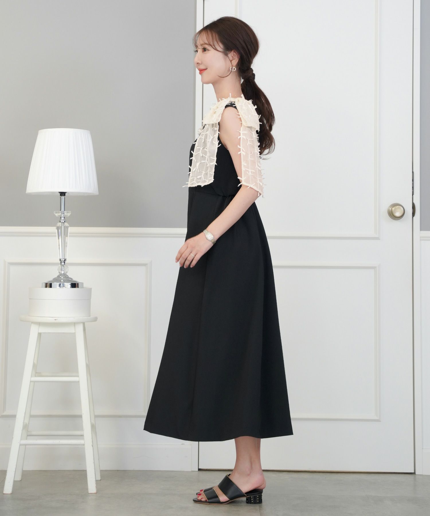 レディース/ワンピース/ノースリーブ/肩リボン/リボン柄/フロントファスナー/前あき/フレア/二の腕/ビックリボン/表面変化/Vネック/上品/エレガント/フェミニン/可愛い/アイボリー/グレージュ/ピンク/ブラック/配色/バイカラー/異素材