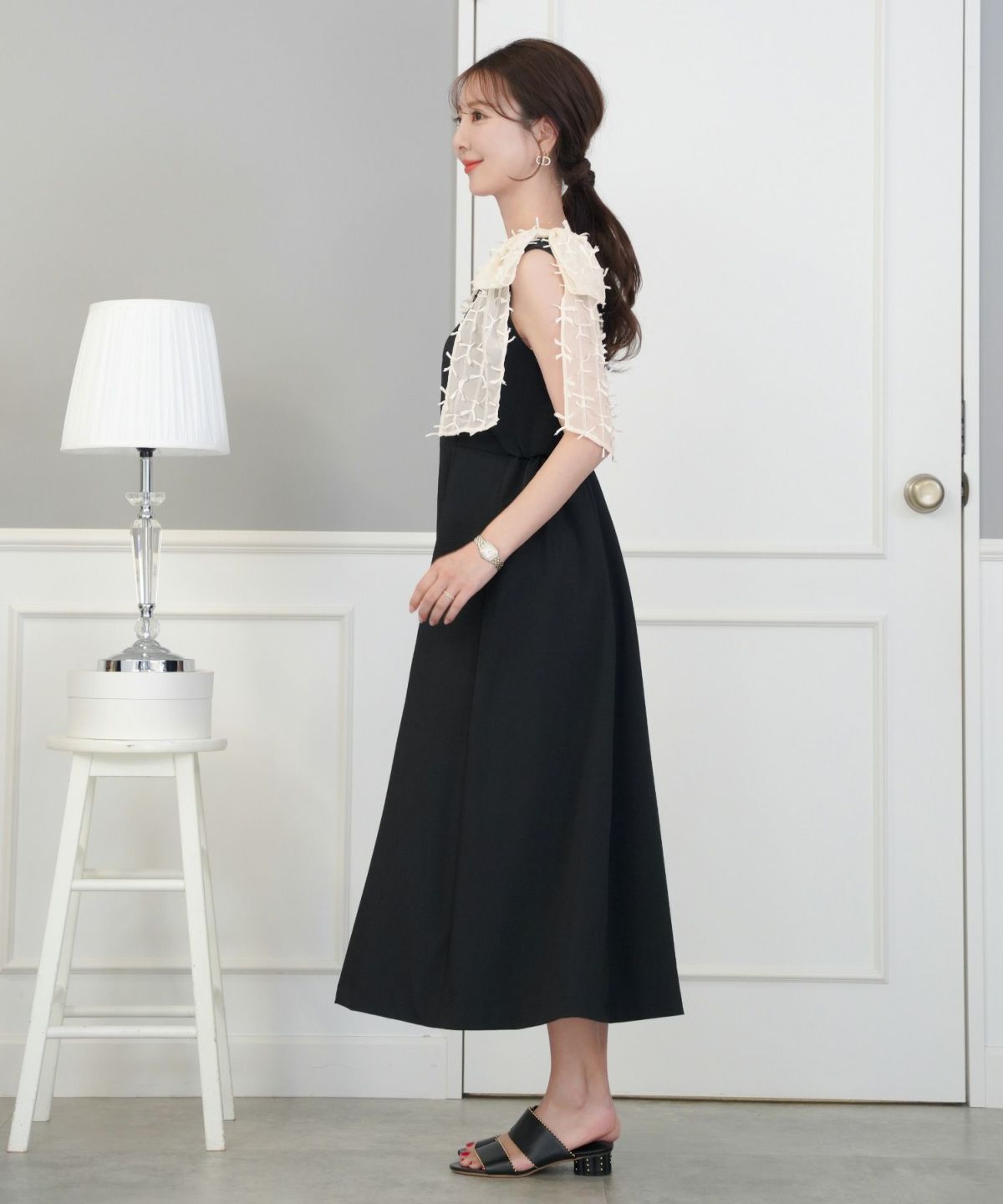 レディース/ワンピース/ノースリーブ/肩リボン/リボン柄/フロントファスナー/前あき/フレア/二の腕/ビックリボン/表面変化/Vネック/上品/エレガント/フェミニン/可愛い/アイボリー/グレージュ/ピンク/ブラック/配色/バイカラー/異素材