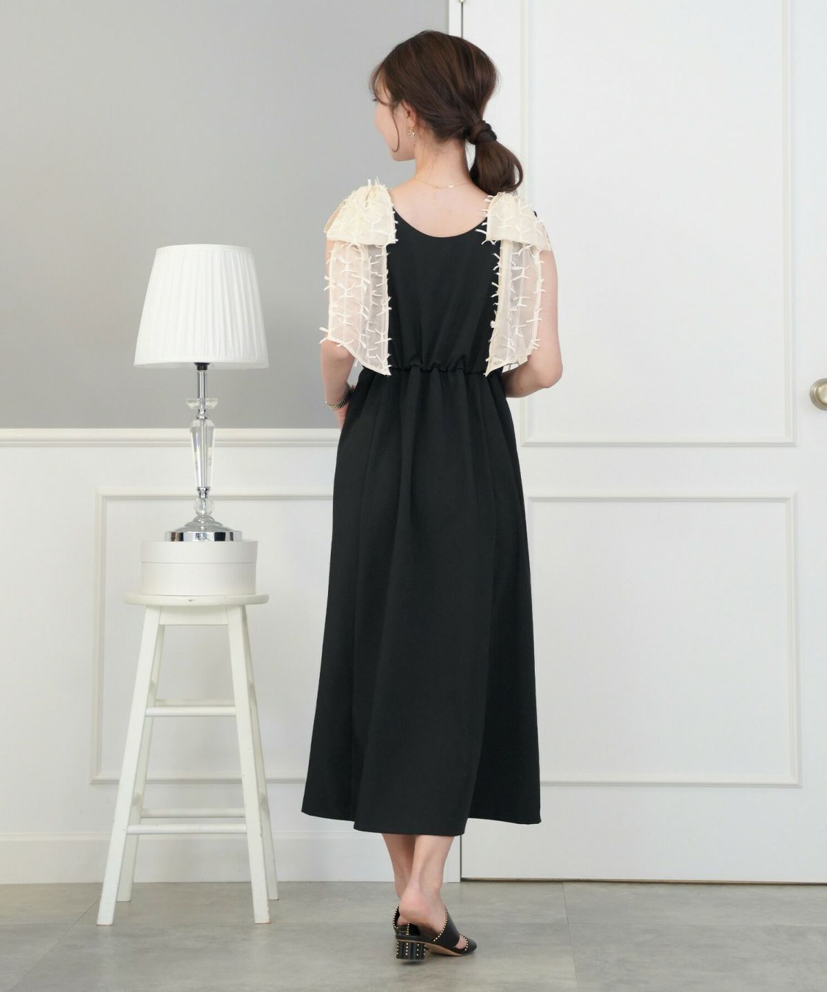 レディース/ワンピース/ノースリーブ/肩リボン/リボン柄/フロントファスナー/前あき/フレア/二の腕/ビックリボン/表面変化/Vネック/上品/エレガント/フェミニン/可愛い/アイボリー/グレージュ/ピンク/ブラック/配色/バイカラー/異素材