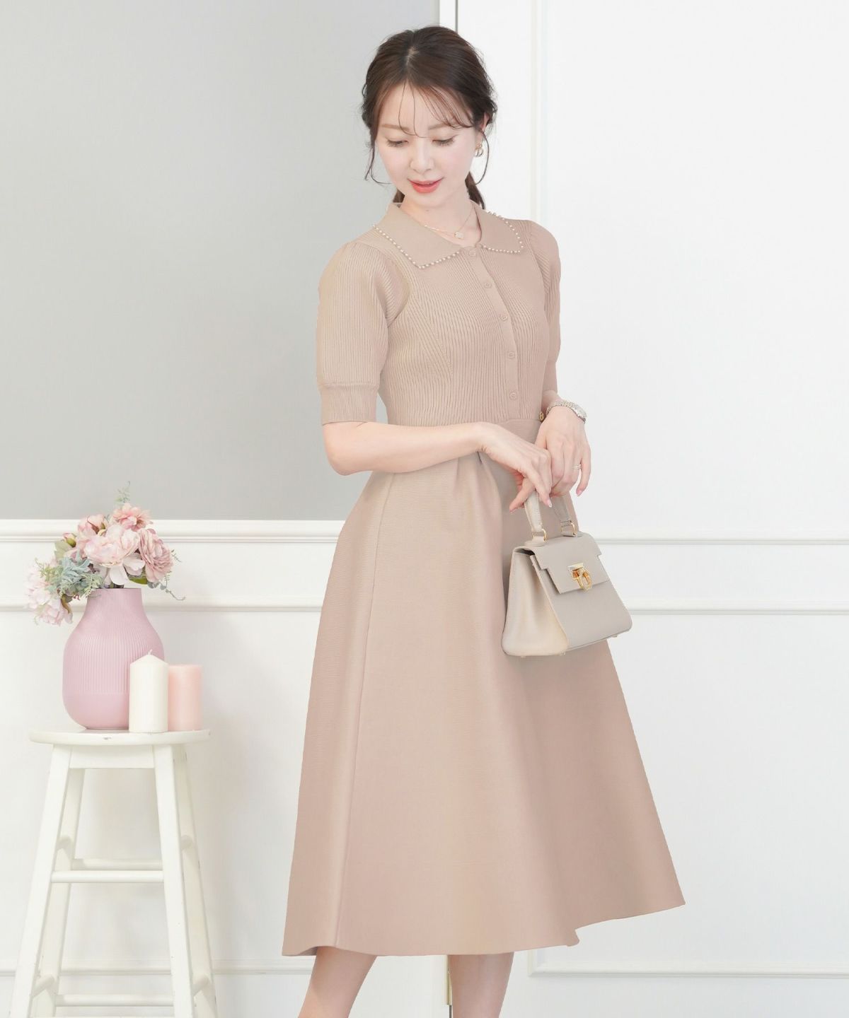 レディース/ワンピース/ニットワンピース/ニット/襟/パール/パールトリム/リブ編み/ロング/ミモレ/フレアシルエット/タック/前あき/ブルーグレー/ラベンダー/ピンクベージュ/ネイビー/上品/エレガント/フェミニン/大人/ヒット/リニューアル/半袖/新色/ブラウン